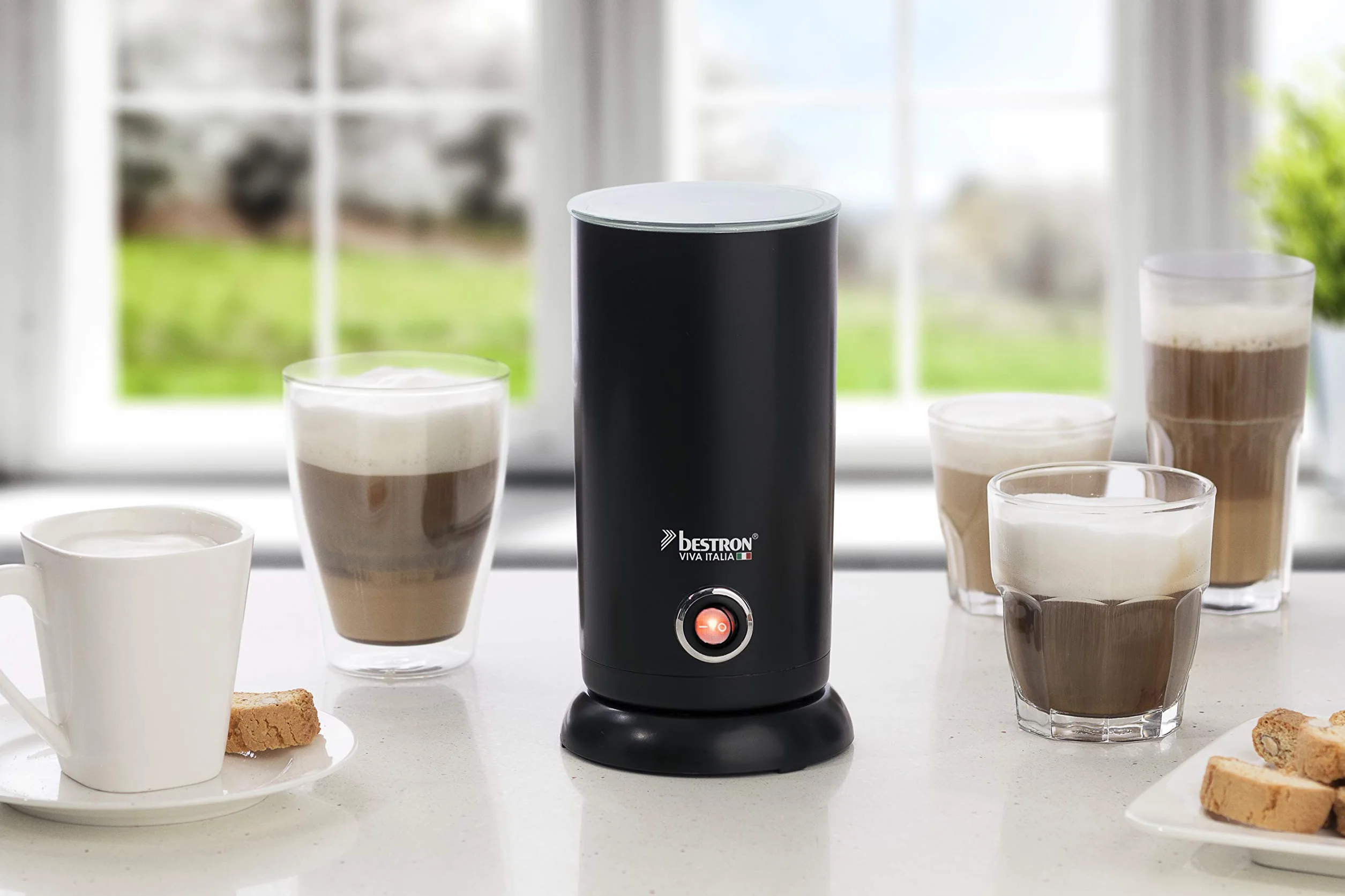 Bestron Viva Italia elektryczny spieniacz do mleka, podstawa 360° i pojemność do 300 ml, bezprzewodowy, 550 W, kolor: czarny