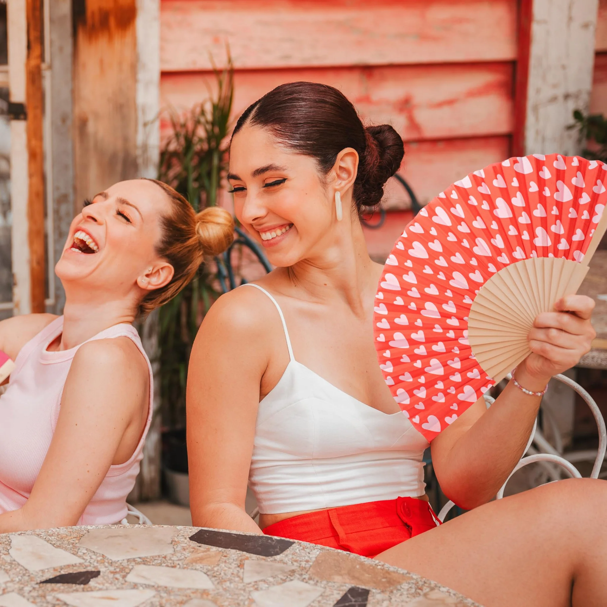 Fisura - Oryginalny wachlarz. Nowoczesny i kolorowy wachlarz drewniany. Materiały: drewno i tkanina. Idealny na prezent, na lato, na upalne dni. Doskonały wybór dla każdego.Wymiary: 42,5 x 23 cm
