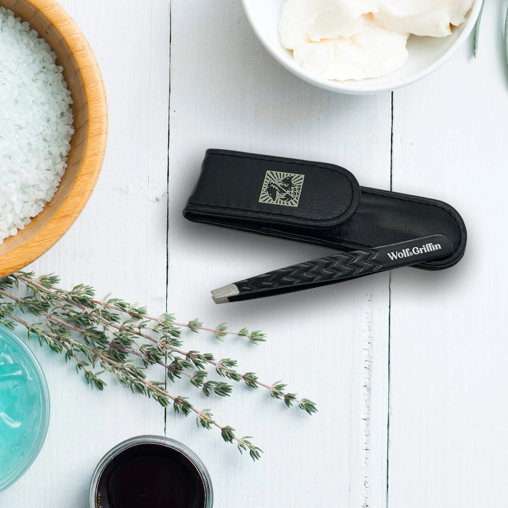 Wolf & Griffin Black Edition Ultimate Precision Pinceta z etui, stal nierdzewna z czarną powłoką, profesjonalna pęseta do brwi dla mężczyzn i kobiet