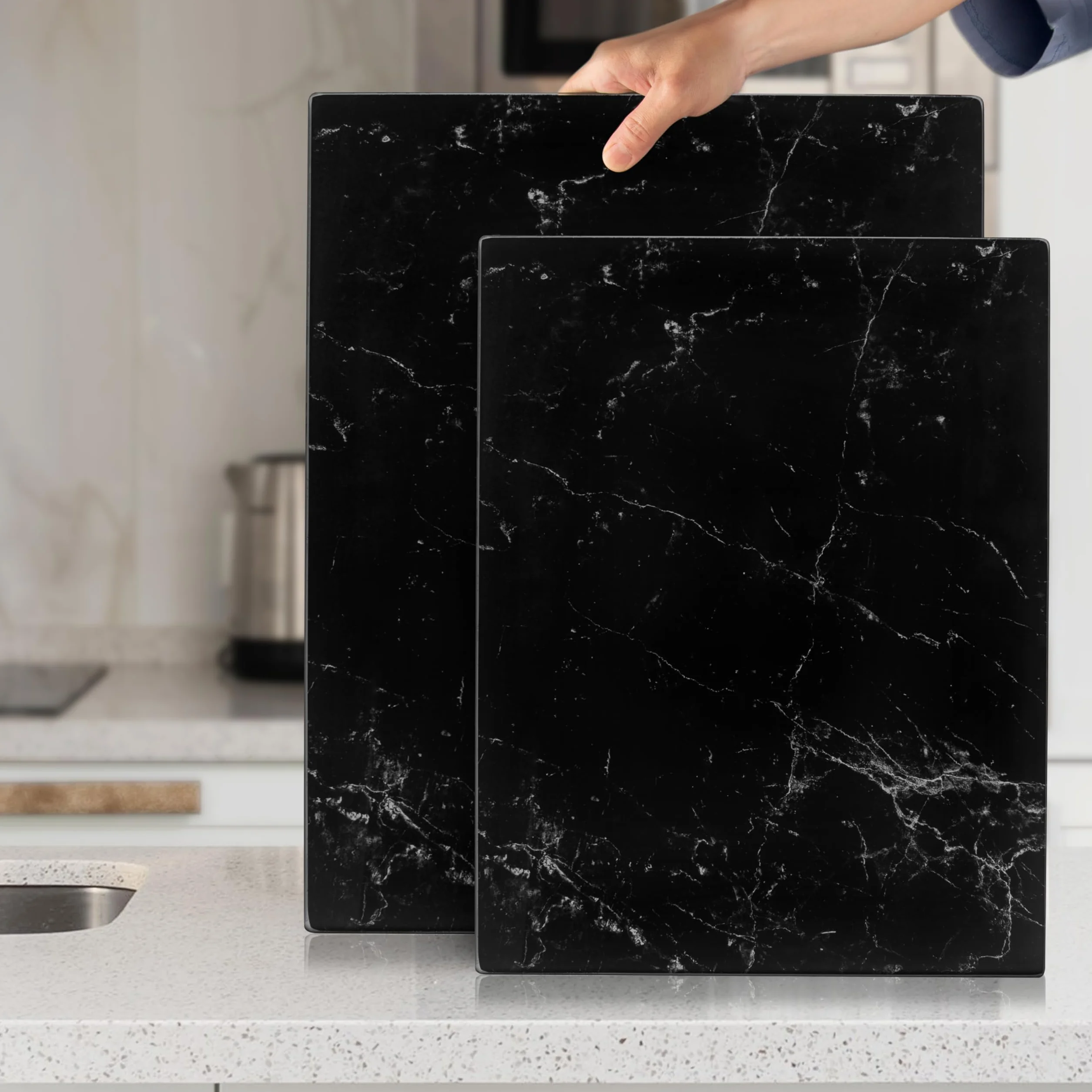 Kitchenville Szklana Deska do Krojenia 40×30 cm – Trwała i Higieniczna, z Hartowanego Szkła – Odporna na Ciepło, Ochrona Blatu Kuchennego – Marmur Czarny