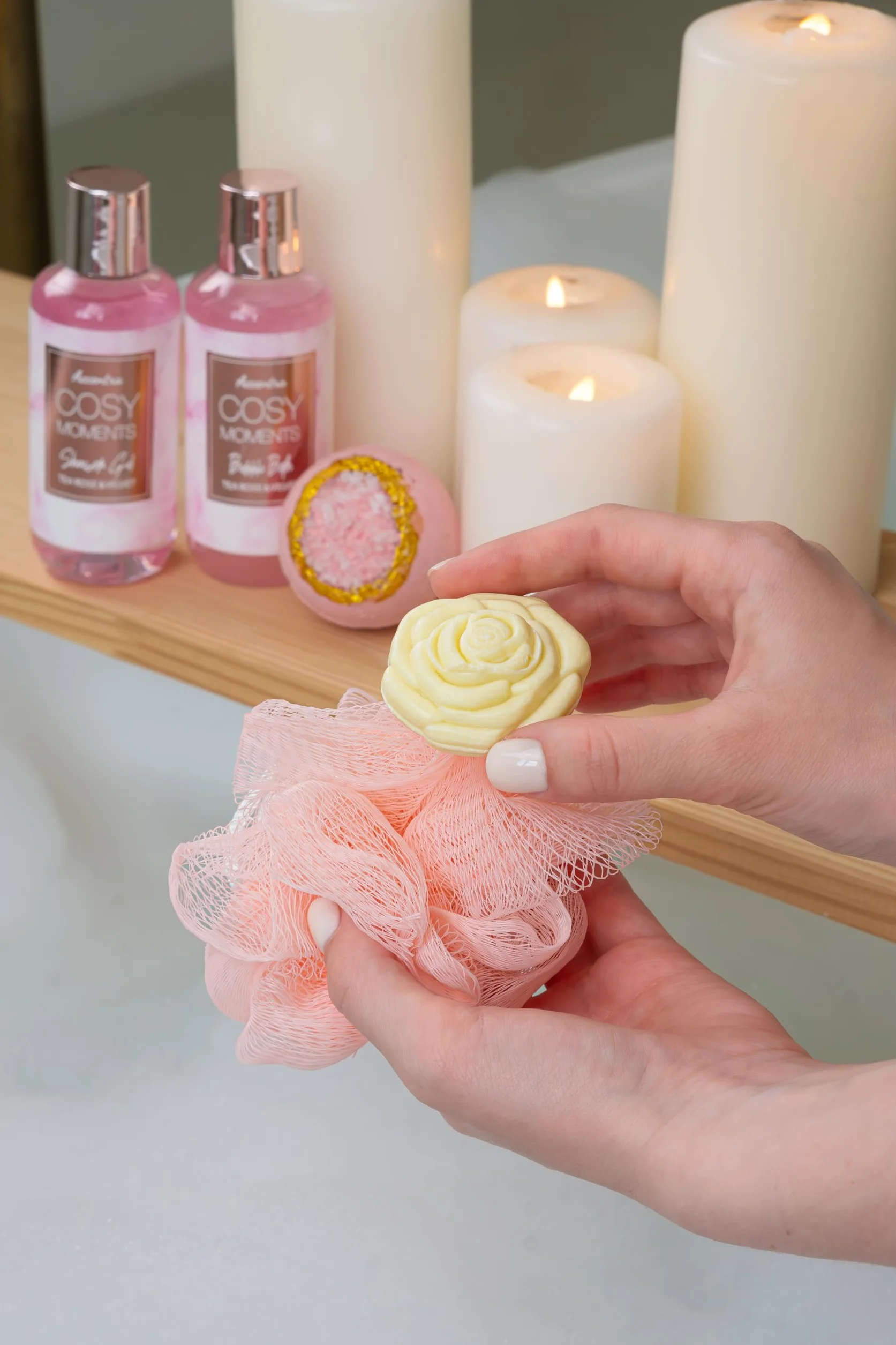 Accentra - COSY MOMENTS zestaw do kąpieli i prysznica w kolorze różowym – zestaw prezentowy do relaksu dla kobiet na urodziny lub Walentynki – 7-częściowy zestaw upominkowy i pielęgnacyjny z mini