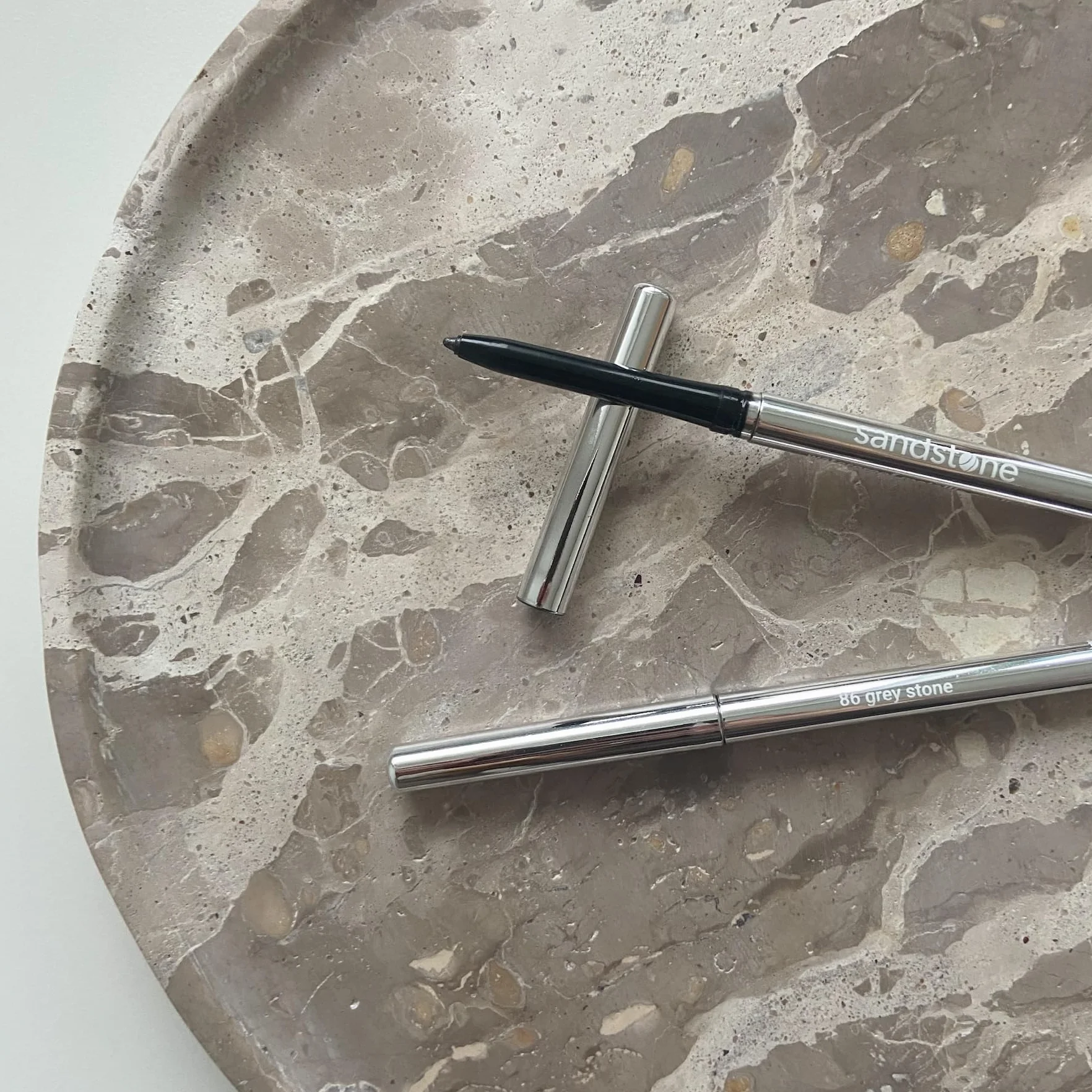Sandstone Scandinavia hipoalergiczna wodoodporna kredka do oczu | Metaliczny eyeliner bez perfum | Wegańska i nietestowana na zwierzętach kredka do oczu (Grey Stone)