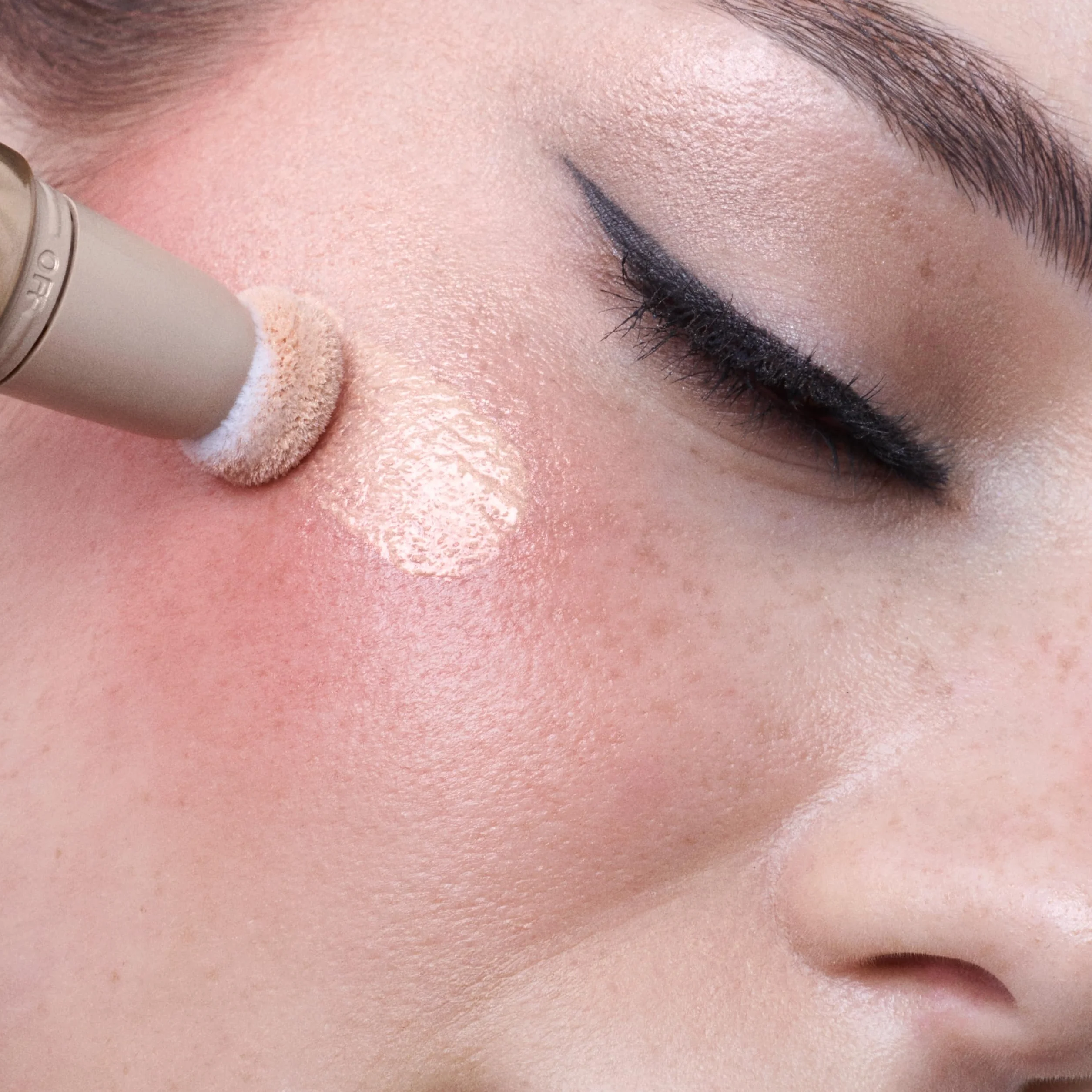 KIKO Milano Glow Fusion Gleam Dream Highlighter 1, Rozświetlacz Do Twarzy W Płynie Z Aplikatorem Gąbkowym