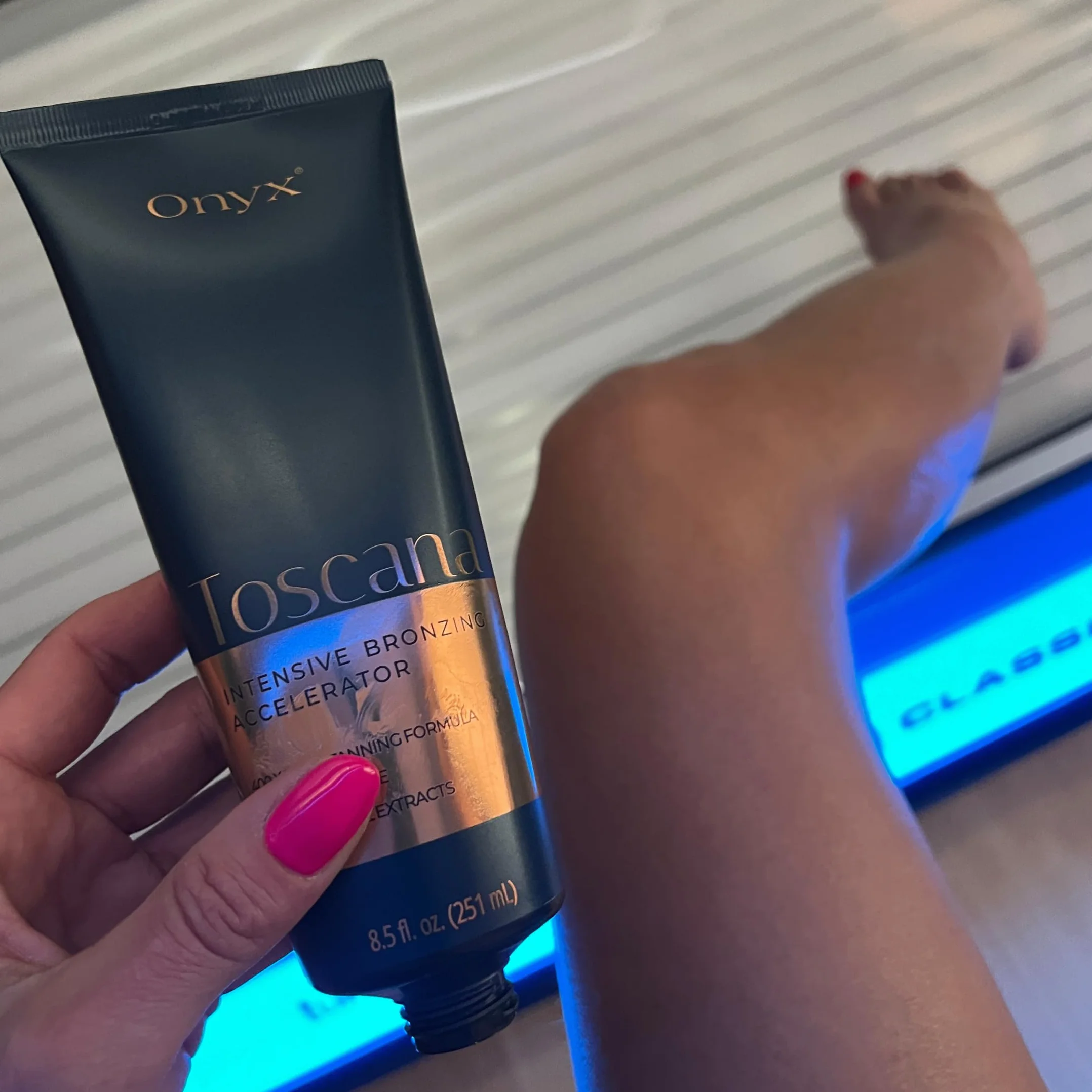 Toscana - balsam do opalania w solarium, krem przyspieszający opalanie oraz brązujący skórę, biały bronzer z formułą odżywczych olejów, efekt ciemnej opalenizny bez plam i smug