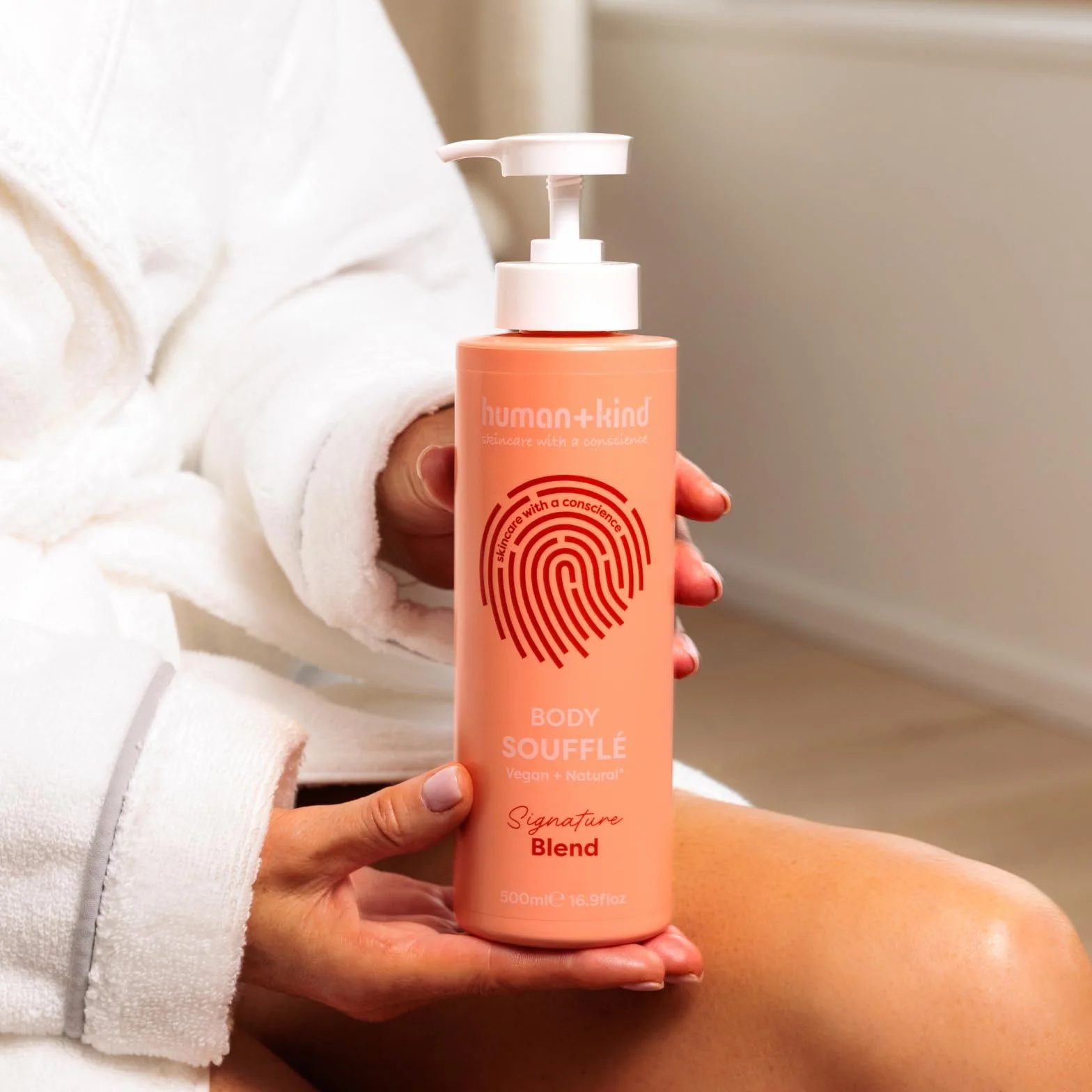 Human+Kind - Body Souffle - Lecht Schlagsahne-Feuchtigkeitscreme schnell ein - idealny do trockene oder zu ekzemen tendencyjnych Haut - natürliche, vegan Hautpflege - Flasche o pojemności 500 ml.