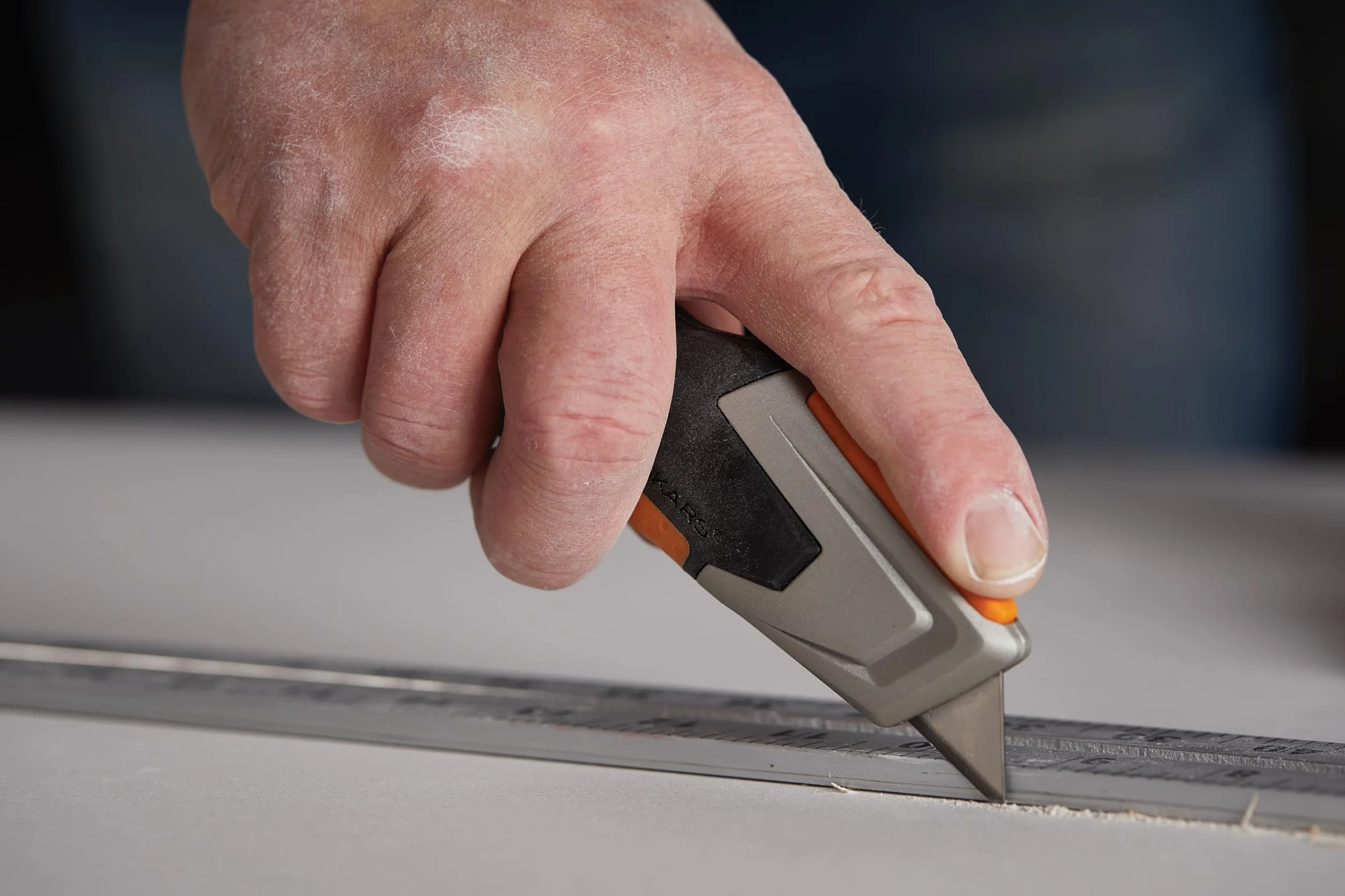 Fiskars Nóż uniwersalny z wysuwanym ostrzem, Długość 17,7 cm, Stal nierdzewna/ tworzywo, czarny/ pomarańczowy, CarbonMax, 1027223