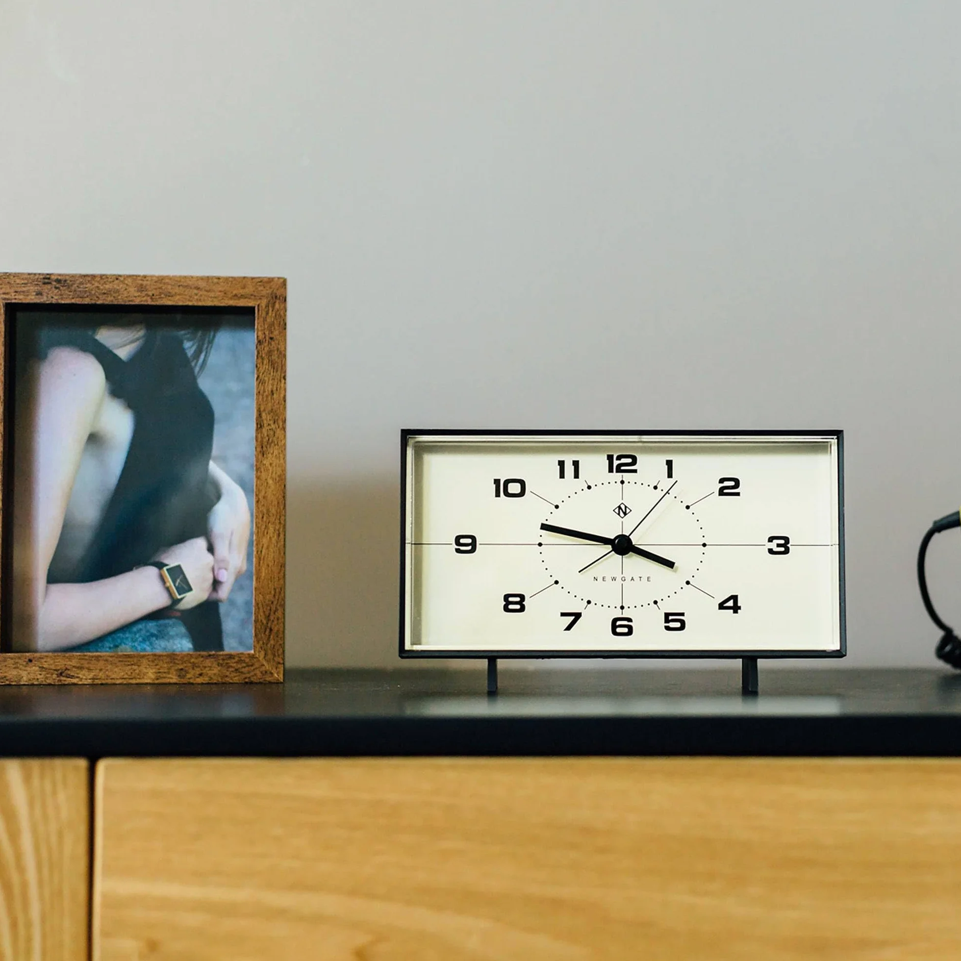 NEWGATE Budzik Wideboy | Prostokątny design retro | Czarny | Tarcza z połowy wieku | Idealny do łóżka, biurka, kominka lub półki | Retro sypialnia i akcesoria biurowe