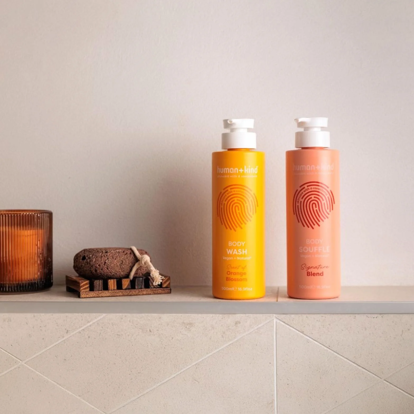 Human+Kind - Body Souffle - Lecht Schlagsahne-Feuchtigkeitscreme schnell ein - idealny do trockene oder zu ekzemen tendencyjnych Haut - natürliche, vegan Hautpflege - Flasche o pojemności 500 ml.