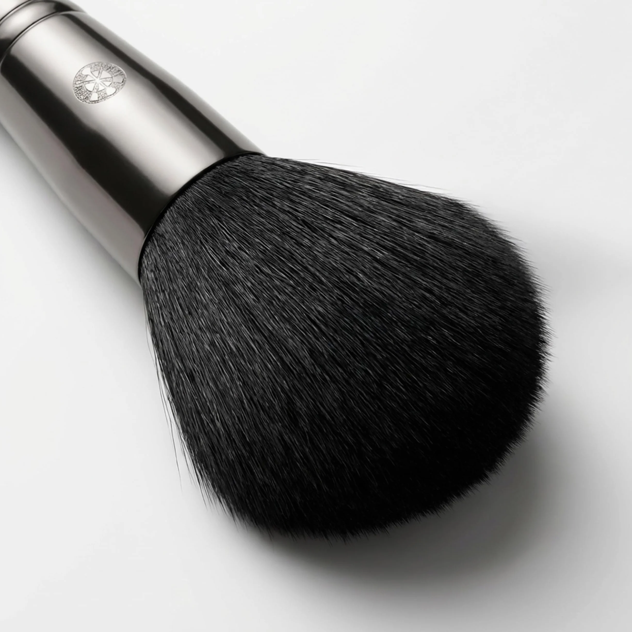 Zestaw pędzli do makijażu Luvia, Prime Vegan Pro - Black, 12 pędzli do makijażu, w tym pojemnik na pędzle, gąbka do blendowania i mata do czyszczenia pędzli kosmetycznych, w kolorze czarnym