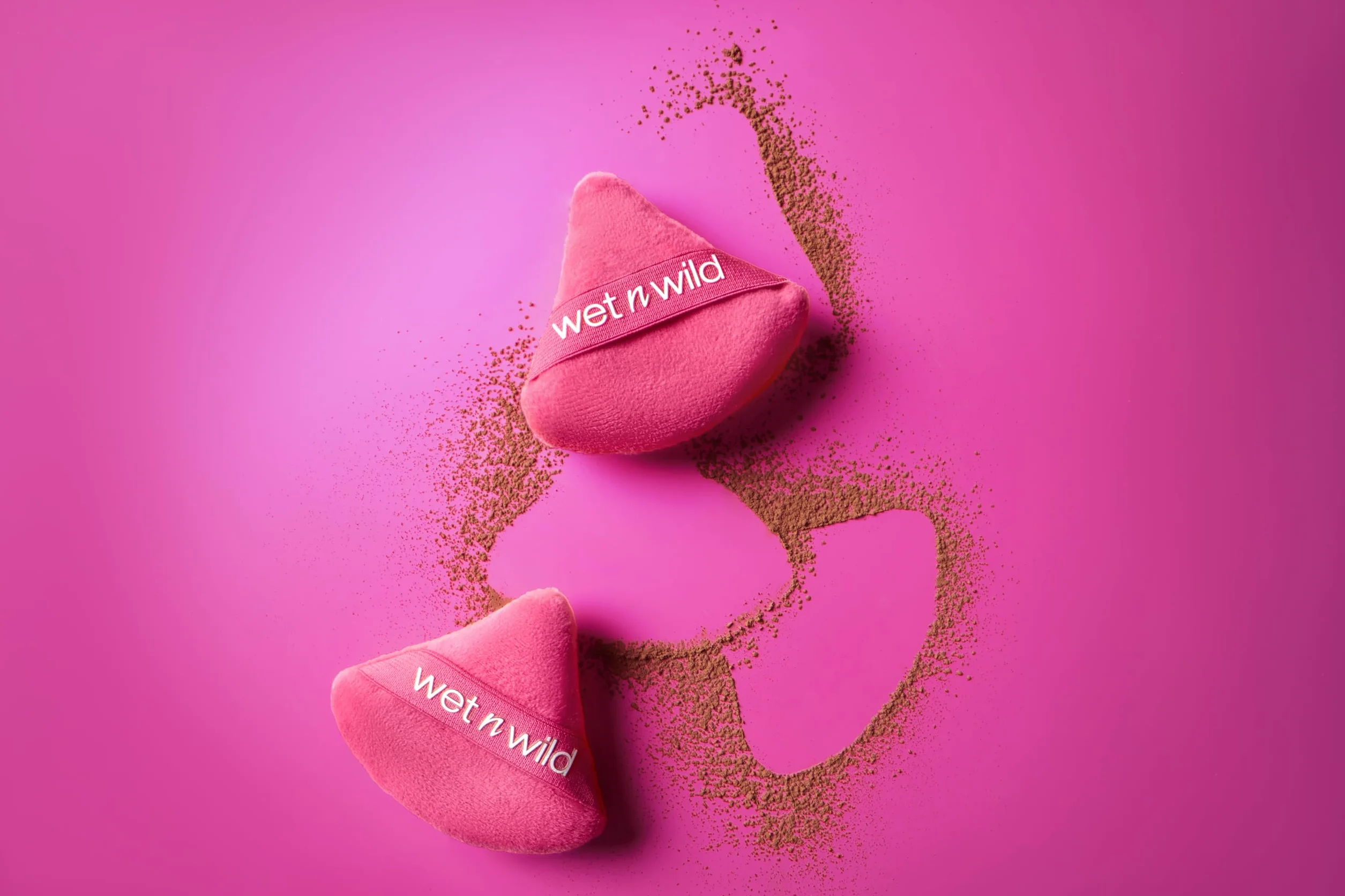 Wet n Wild Powder Puff, Gąbka do Pudru do Wielokrotnego Użytku, Zmywalny Pędzel do Makijażu do Rozcierania Pudrów Sypkich lub Prasowanych, Aksamitne Włókna, Trójkątny Kształt, Precyzyjna Aplikacja