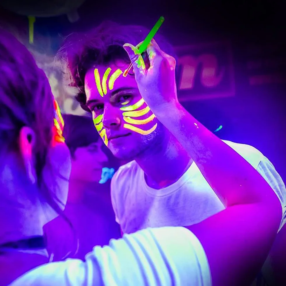 AOOWU Zestaw farb do twarzy 8 kolorów UV neonowa fluorescencyjna nietoksyczna z pędzlem paletowym