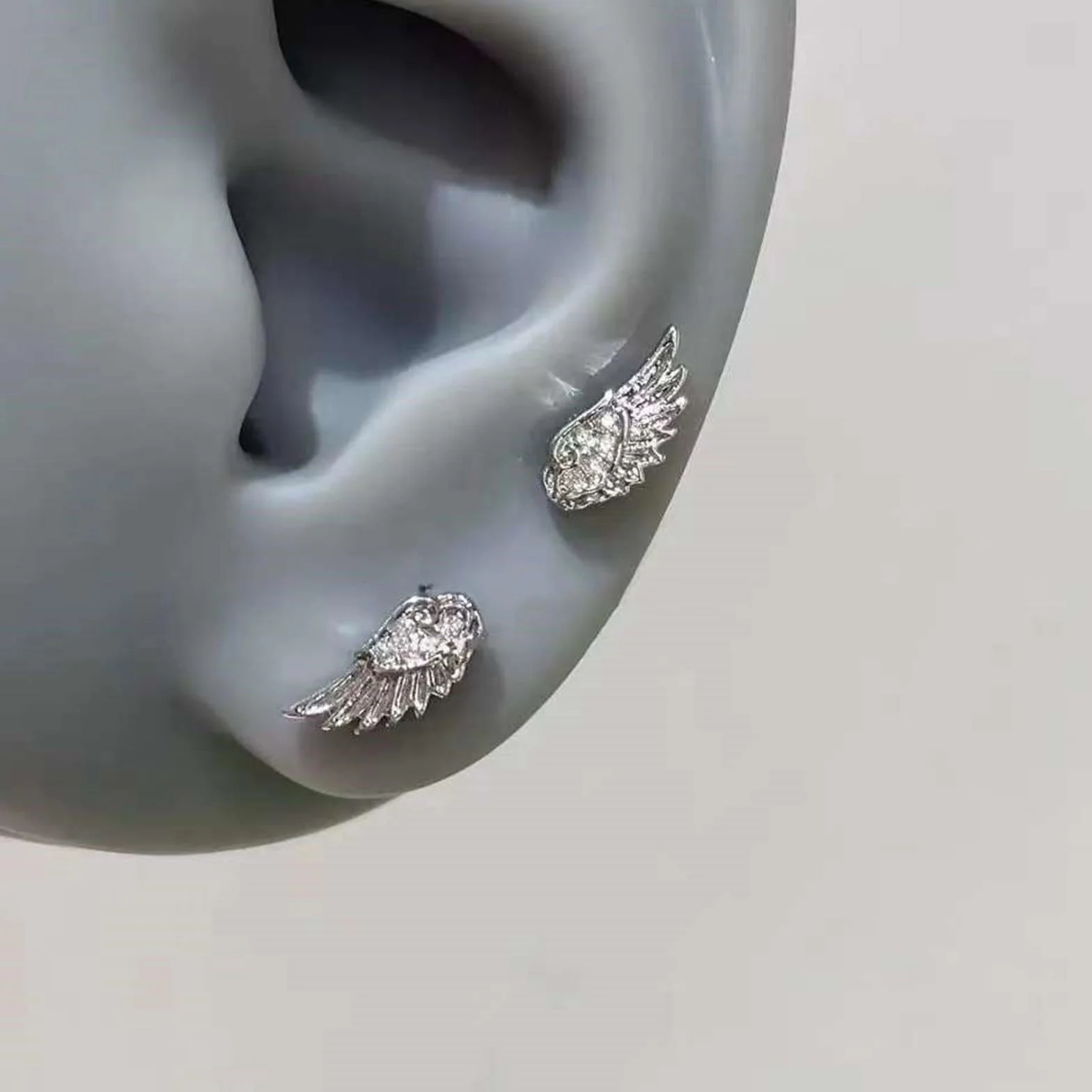 Comfort Fit Skrzydła Tematyczne Szpilki Do Chrząstki Stopu Przenośne Wzory Długotrwałe Noszenie Dla Jej Stylu Unikalne Skrzydło Ear Cuff