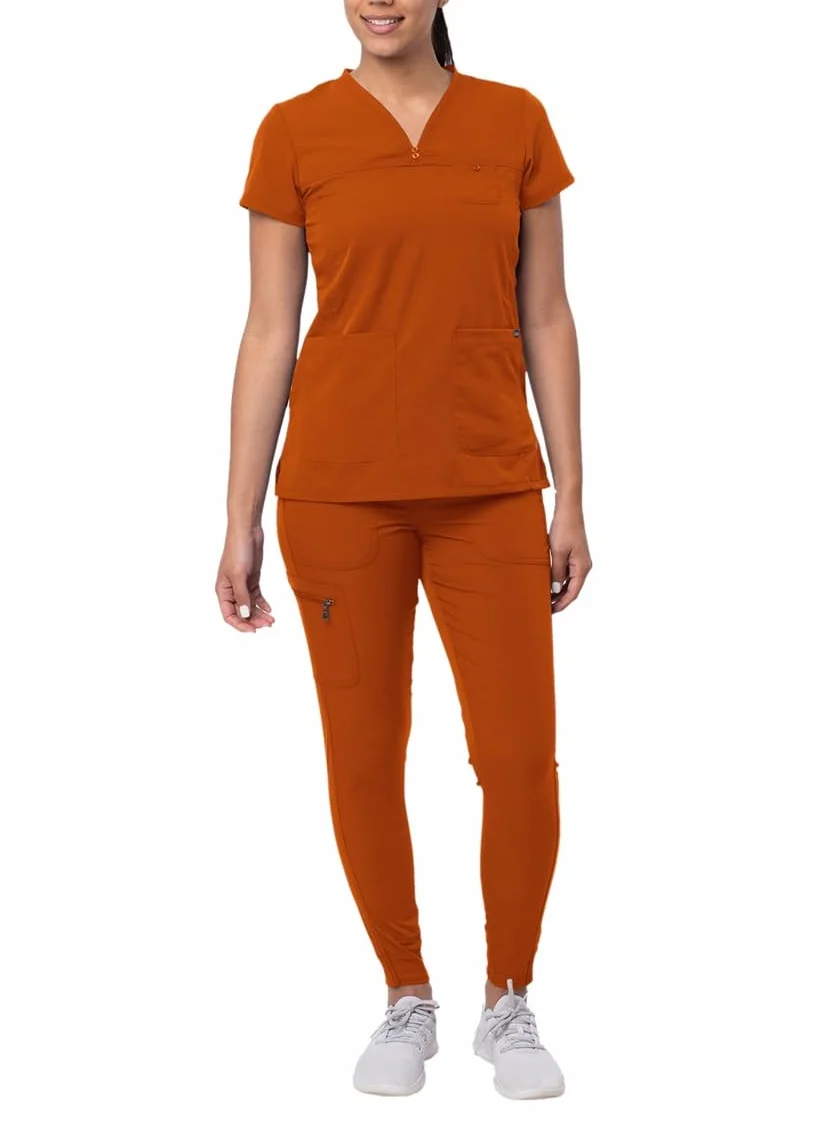 Adar Pro Movement Booster Scrub zestaw dla kobiet - Sweetheart dekolt w serek Scrub Top i spodnie do jogi, Cynamon, XS