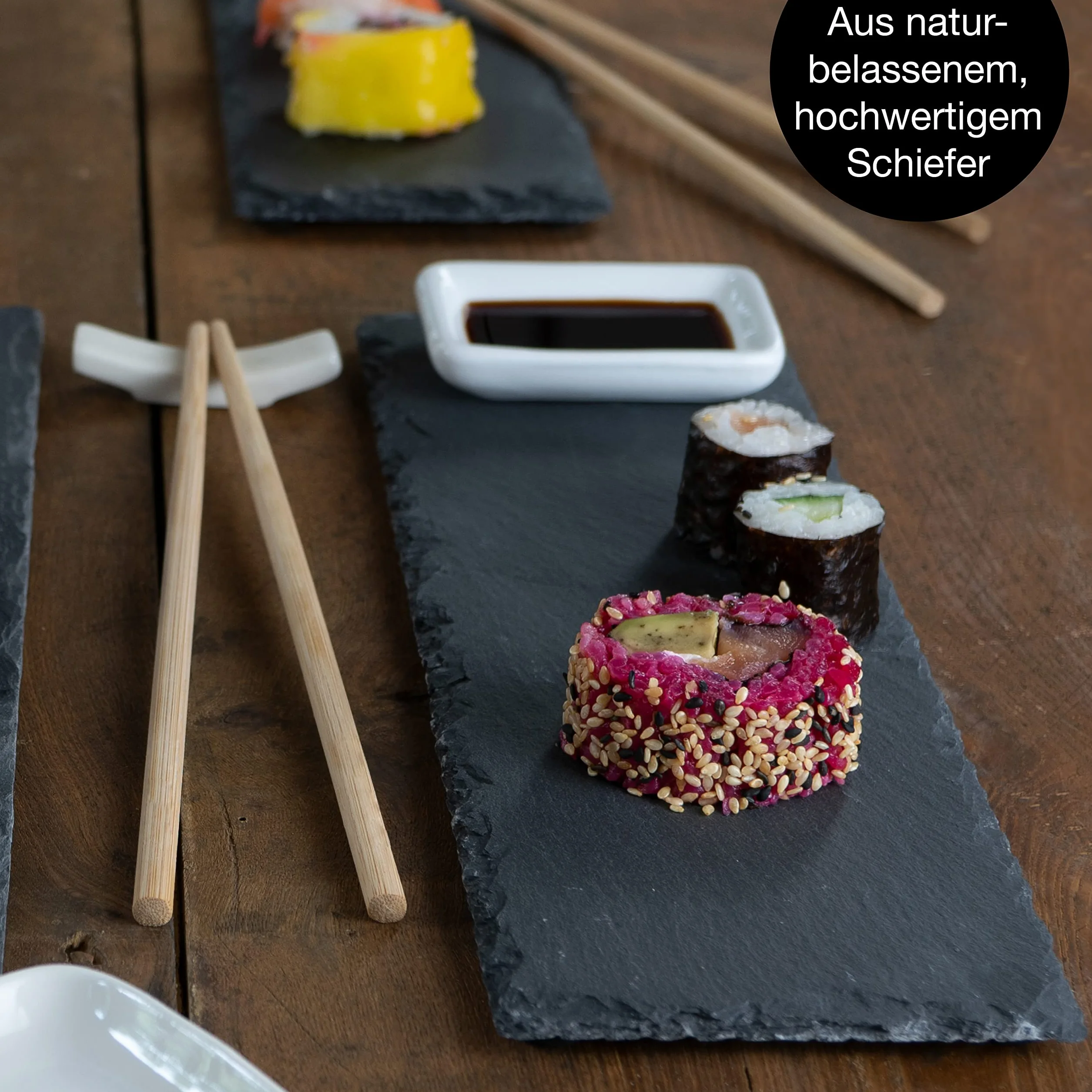 Moritz & Moritz. 22-częściowy zestaw do serwowania sushi dla 4 osób – 4 talerze do sushi, 1 talerz do serwowania, 4 miseczki do sosów, 8 pałeczek.