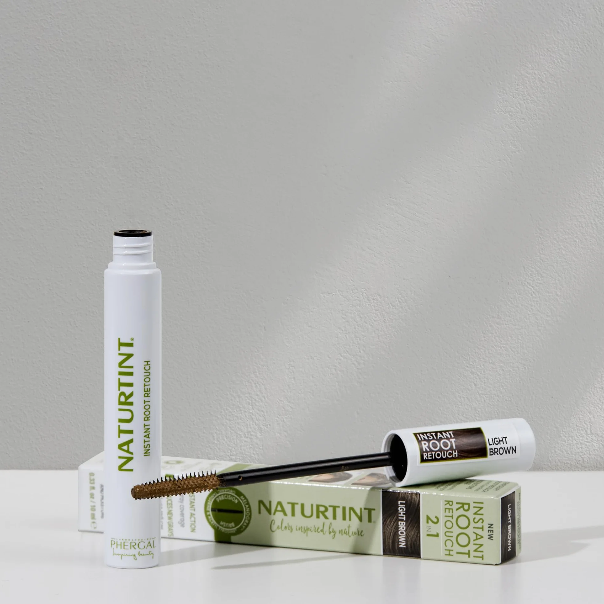 Naturtint | Instant Root Retouch | Tymczasowy retuszer do siwych włosów, korzeni i brwi | Praktyczny i wygodny dzięki pędzelkowi | 98,5% naturalnych składników | jasnobrązowy | 10 ml