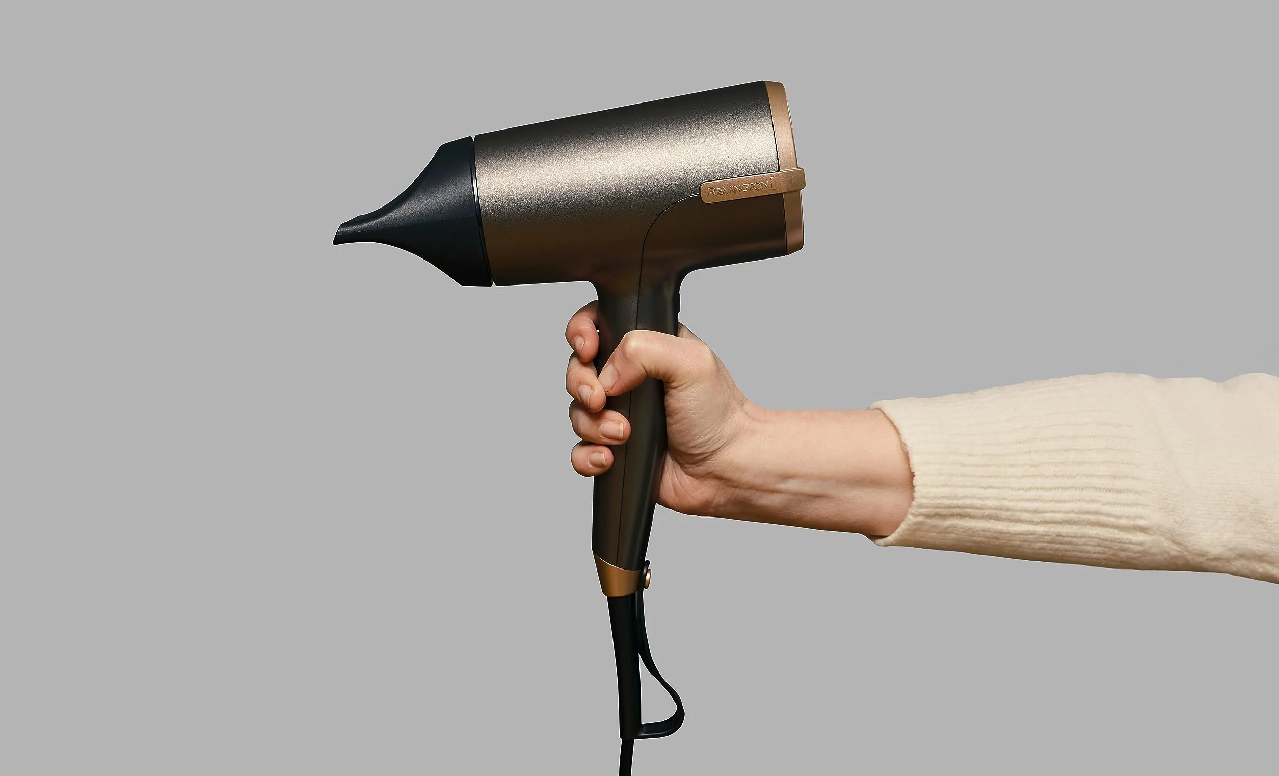 Remington Jonowa suszarka do włosów [moc nadmuchiwania 120 km/h, szybkie schnięcie] ONE Dry&Style (4 akcesoria: zapobiegające pękaniu, 2 dyfuzory, wyjątkowo szeroka smukła dysza, 8 ustawień ciepła i prędkości) Suszarka do włosów D6077