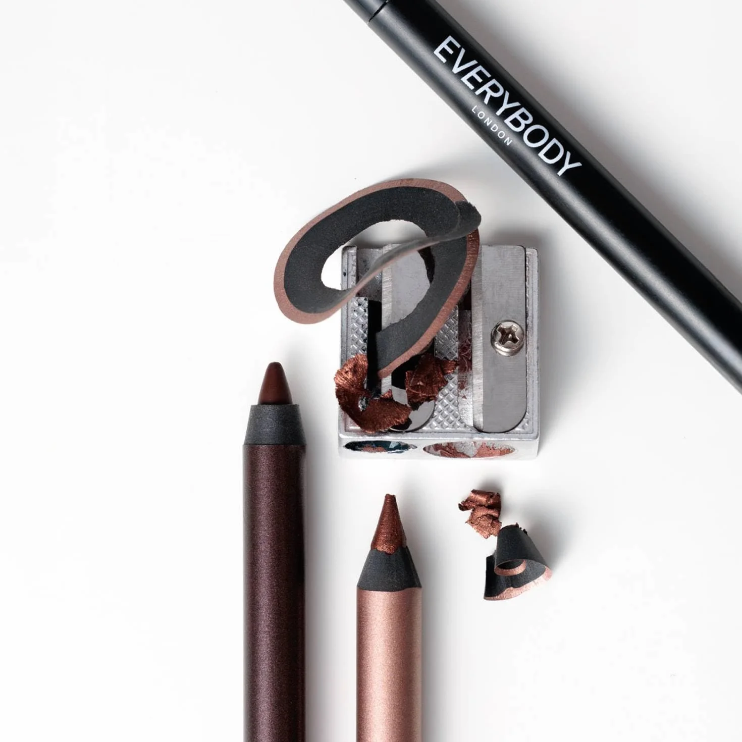 EVERYBODY LONDON Kremowa kredka do oczu, Satin Kajal, ciemny brąz, metaliczne wykończenie, długotrwała, łatwa aplikacja, Dark Chocolate