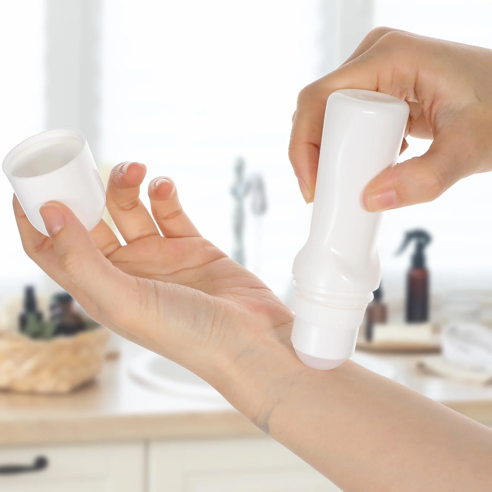 JJUNW Puste butelki o pojemności 50 ml, z plastikowymi kulkami rolkowymi, do wielokrotnego napełniania, szczelna, biała, dezodorant, w rolce, pojemniki z nakrętkami, na olejki eteryczne, perfumy,