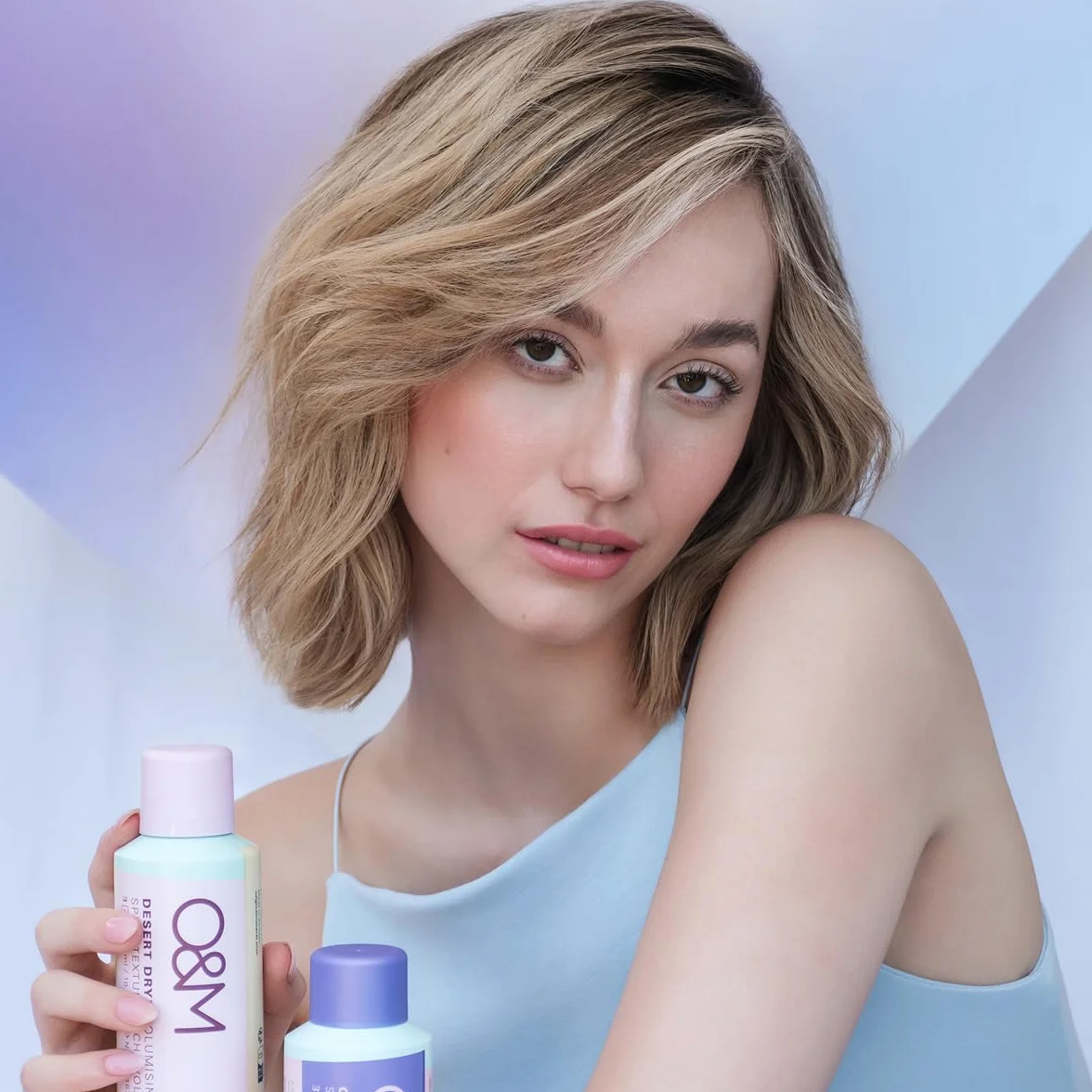O&M Desert Dry Volumising Dry Texture Spray (300ml) - Zwiększanie objętości dla korzenia o elastycznej przyczepności - Spray teksturujący i pochłaniający olej - Bez siarczanów i silikonów - Certyfikat
