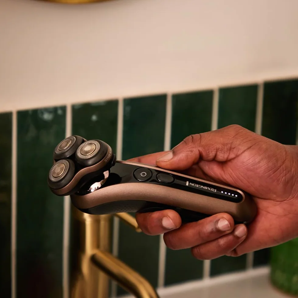 Remington X9 Limitless X Golarka elektryczna dla mężczyzn z hybrydowym systemem tnącym SynX, rotacyjna, na mokro i na sucho, trymer, bezprzewodowa, 360° PivotBall, technologia Shave-Learn LED, XR1795