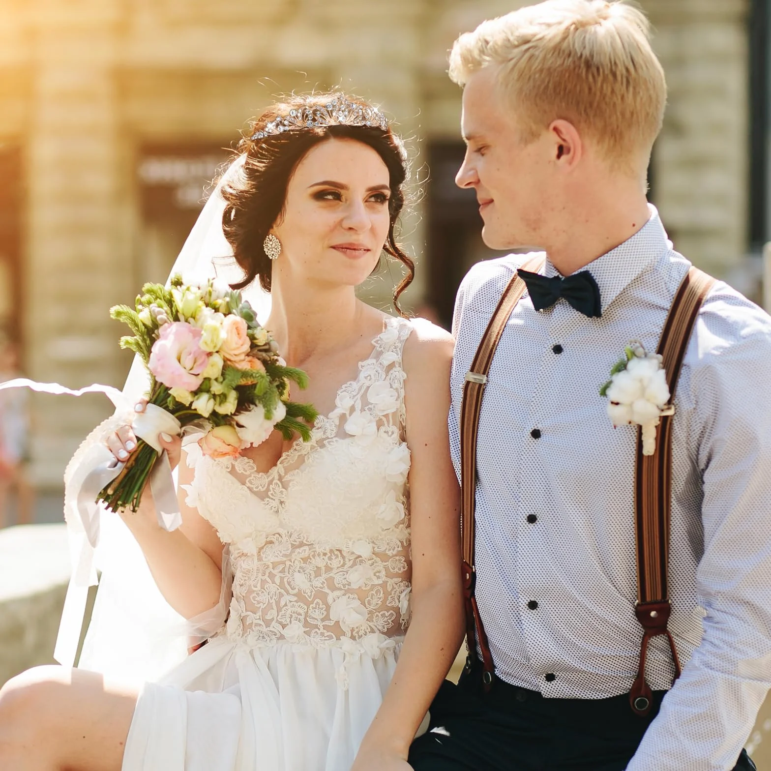 Tyqour Tiara Królowa, Korona Księżniczki, Złota, Diadem dla Panny Młodej, Tiara ze Złotym Strasem, Na Urodziny, Wesele, Bal Absolwentów, Imprezy Księżniczki, Dla Kobiet i Dziewcząt, 13.5 x 11 x 2.6cm