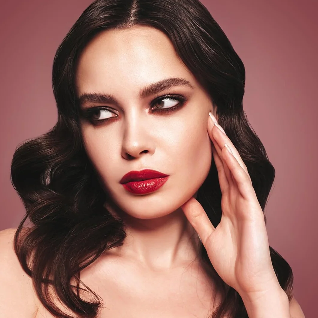 Revolution Beauty Forever Flawless paleta cieni do powiek, 18 pigmentowanych matowych i błyszczących kolorów, wegańskie i nieokrutne, Cherry Rebel