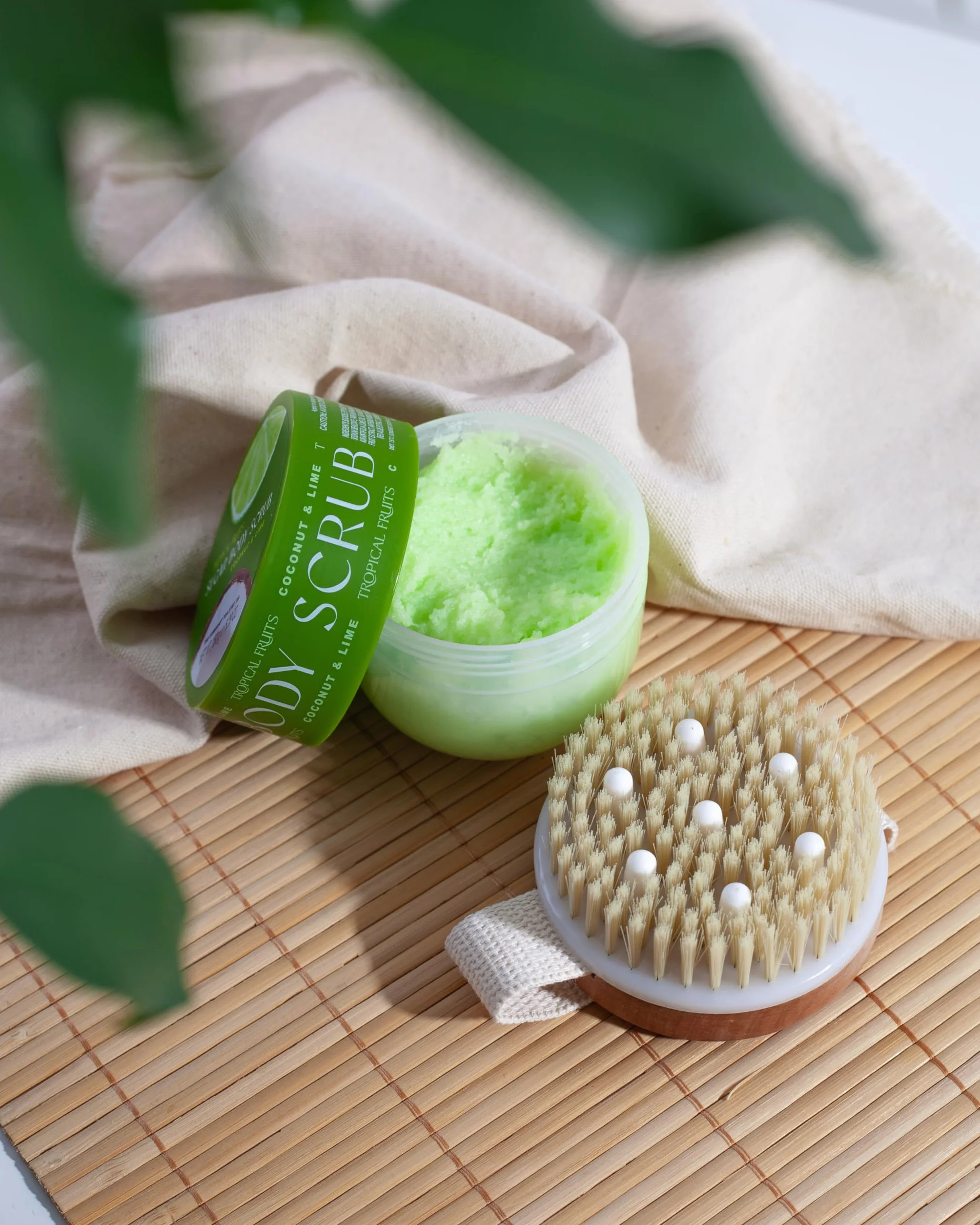 Tropikalne owoce delikatny złuszczający słodki peeling i pędzel kokos i limonka 150g