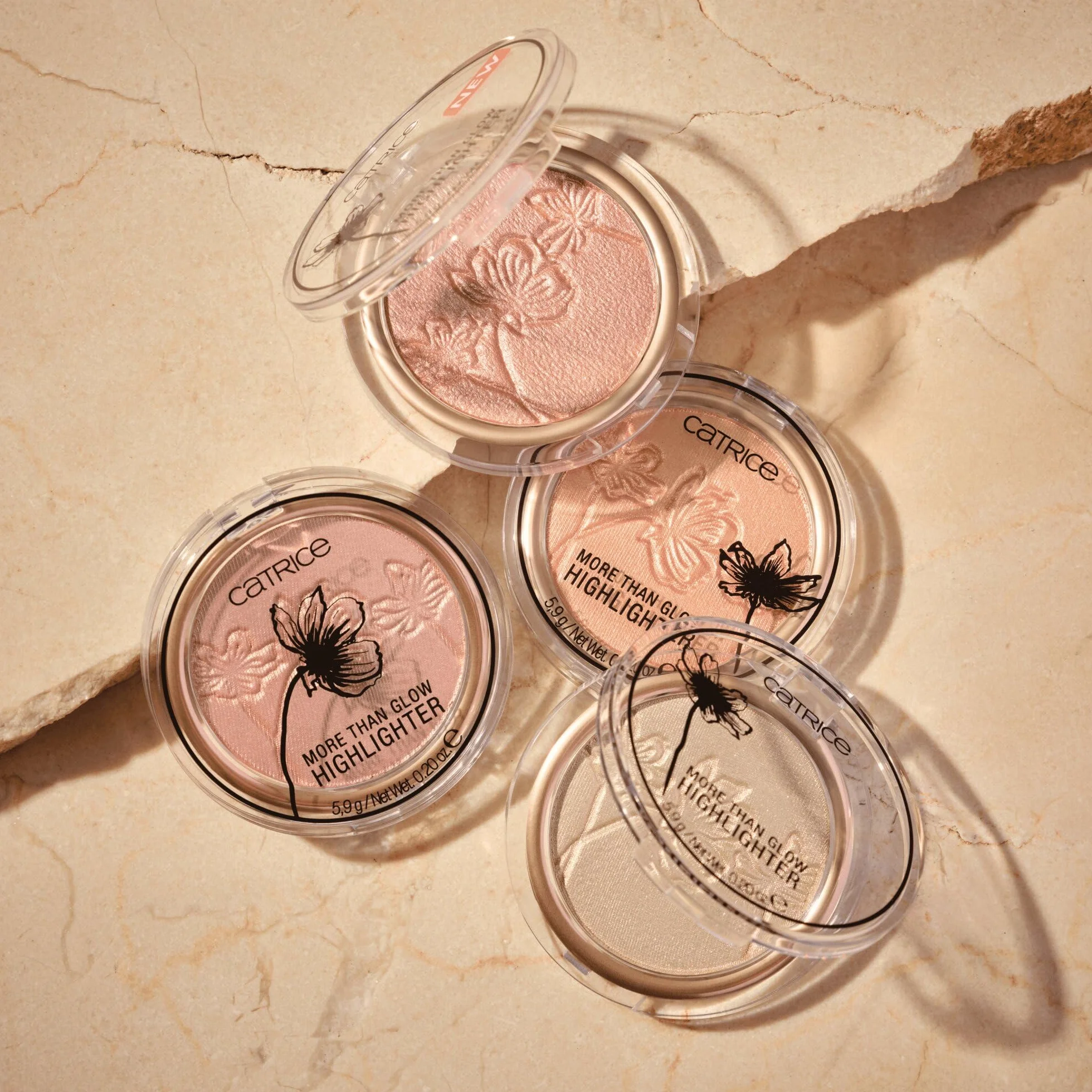 Catrice Puder rozświetlający More Than Glow, intensywny, mieniący się, metaliczny (5.9g)