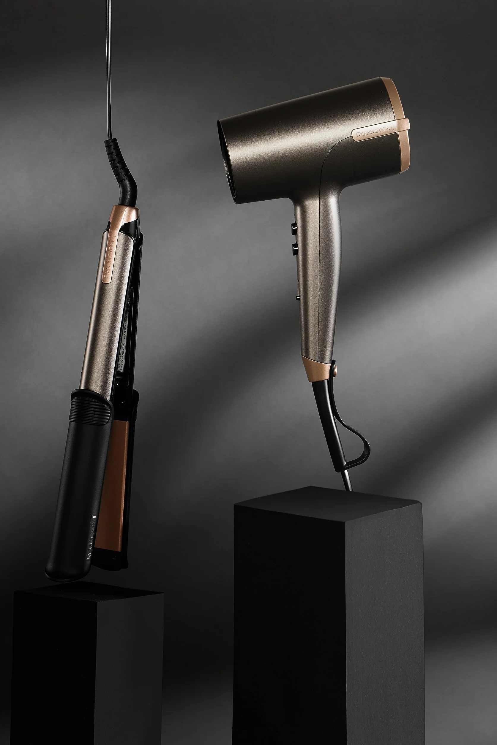 Remington Jonowa suszarka do włosów [moc nadmuchiwania 120 km/h, szybkie schnięcie] ONE Dry&Style (4 akcesoria: zapobiegające pękaniu, 2 dyfuzory, wyjątkowo szeroka smukła dysza, 8 ustawień ciepła i prędkości) Suszarka do włosów D6077