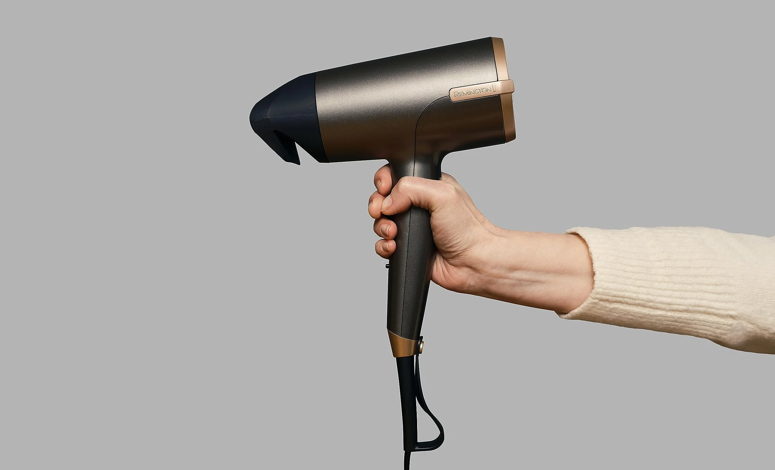 Remington Jonowa suszarka do włosów [moc nadmuchiwania 120 km/h, szybkie schnięcie] ONE Dry&Style (4 akcesoria: zapobiegające pękaniu, 2 dyfuzory, wyjątkowo szeroka smukła dysza, 8 ustawień ciepła i prędkości) Suszarka do włosów D6077