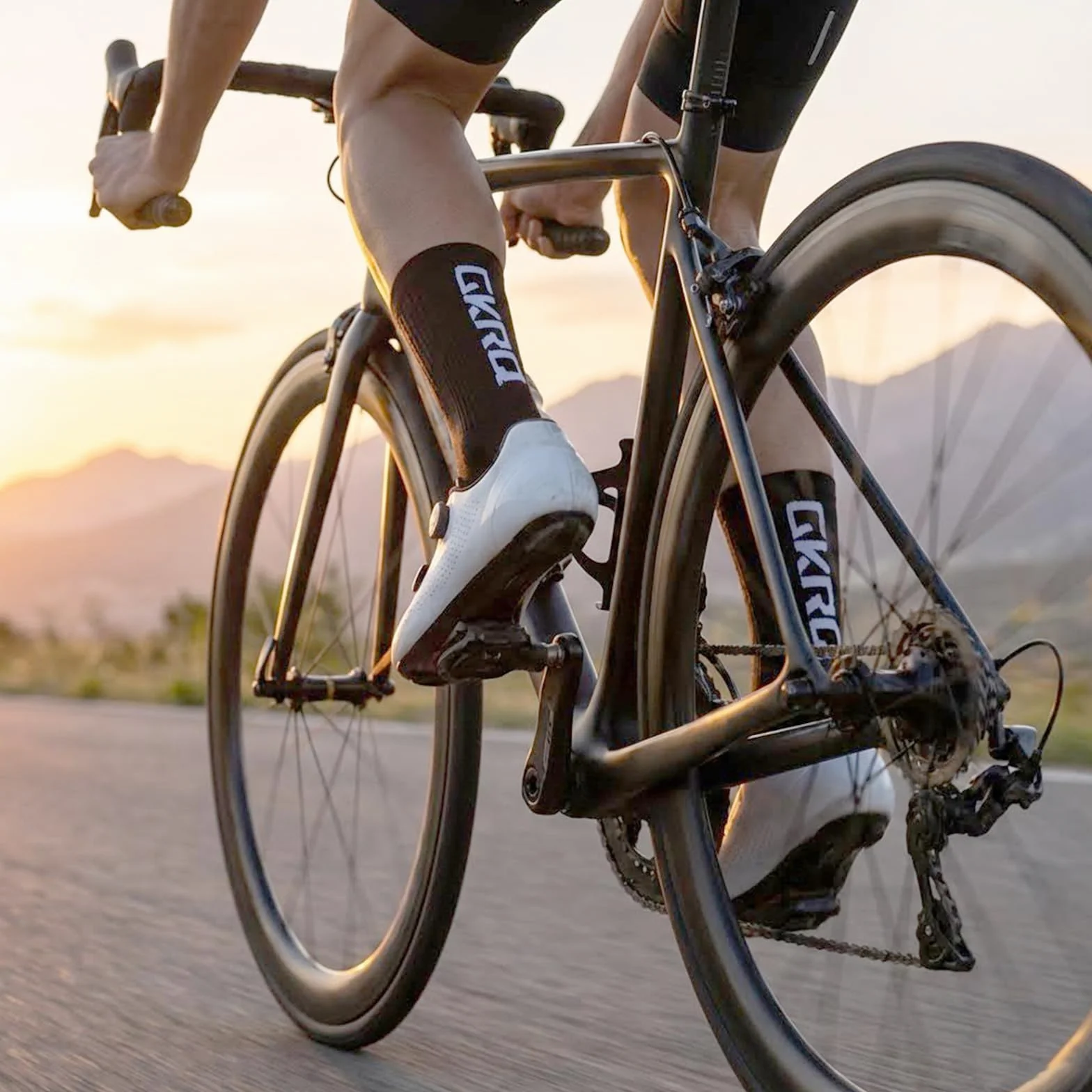Zestaw 4 Par Skarpet Rowerowych – Anty-Pęcherzowe i Oddychające – Szybkoschnące Skarpety Kolarskie z Nylonu – Wysokość Crew – Rozmiar 39-44