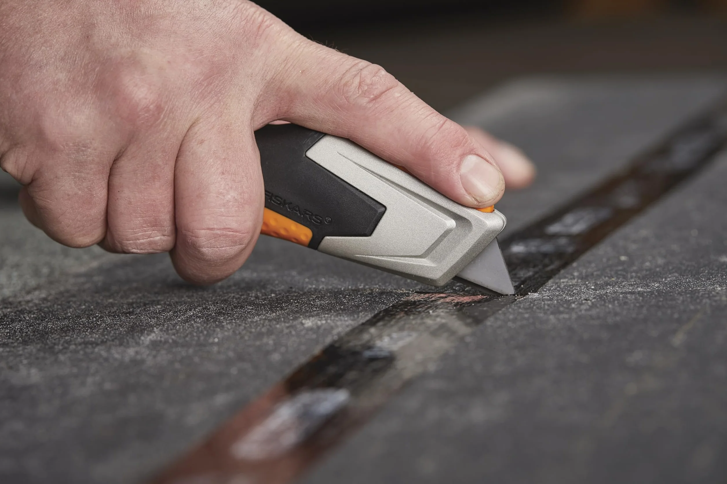 Fiskars Nóż uniwersalny z wysuwanym ostrzem, Długość 17,7 cm, Stal nierdzewna/ tworzywo, czarny/ pomarańczowy, CarbonMax, 1027223