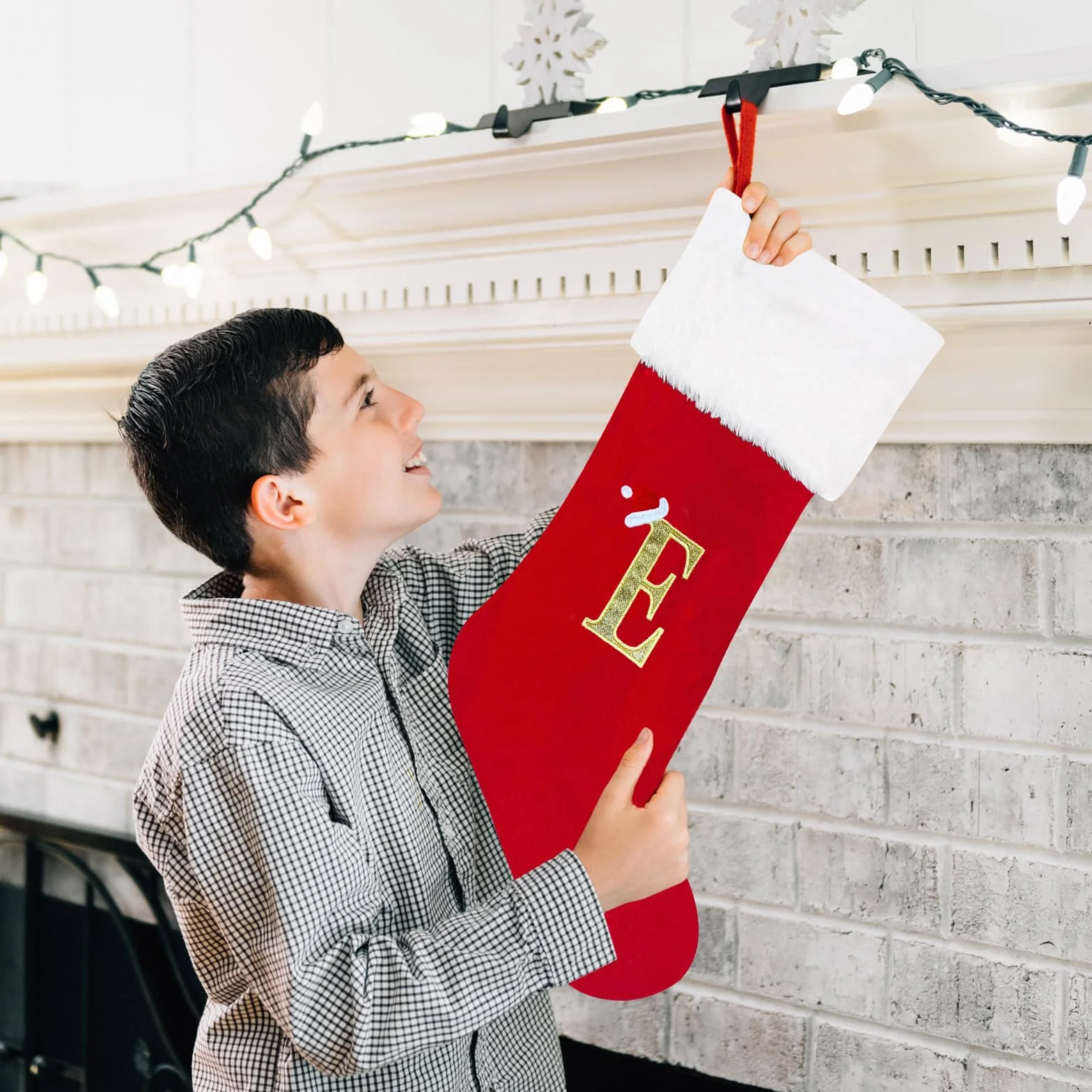 Świąteczne pończochy 48 cm, spersonalizowane skarpety świąteczne z literą duży monogram, czerwone pończochy świąteczne z plakietką z imieniem, pluszowe wiszące pończochy, prezenty, skarpety na Boże