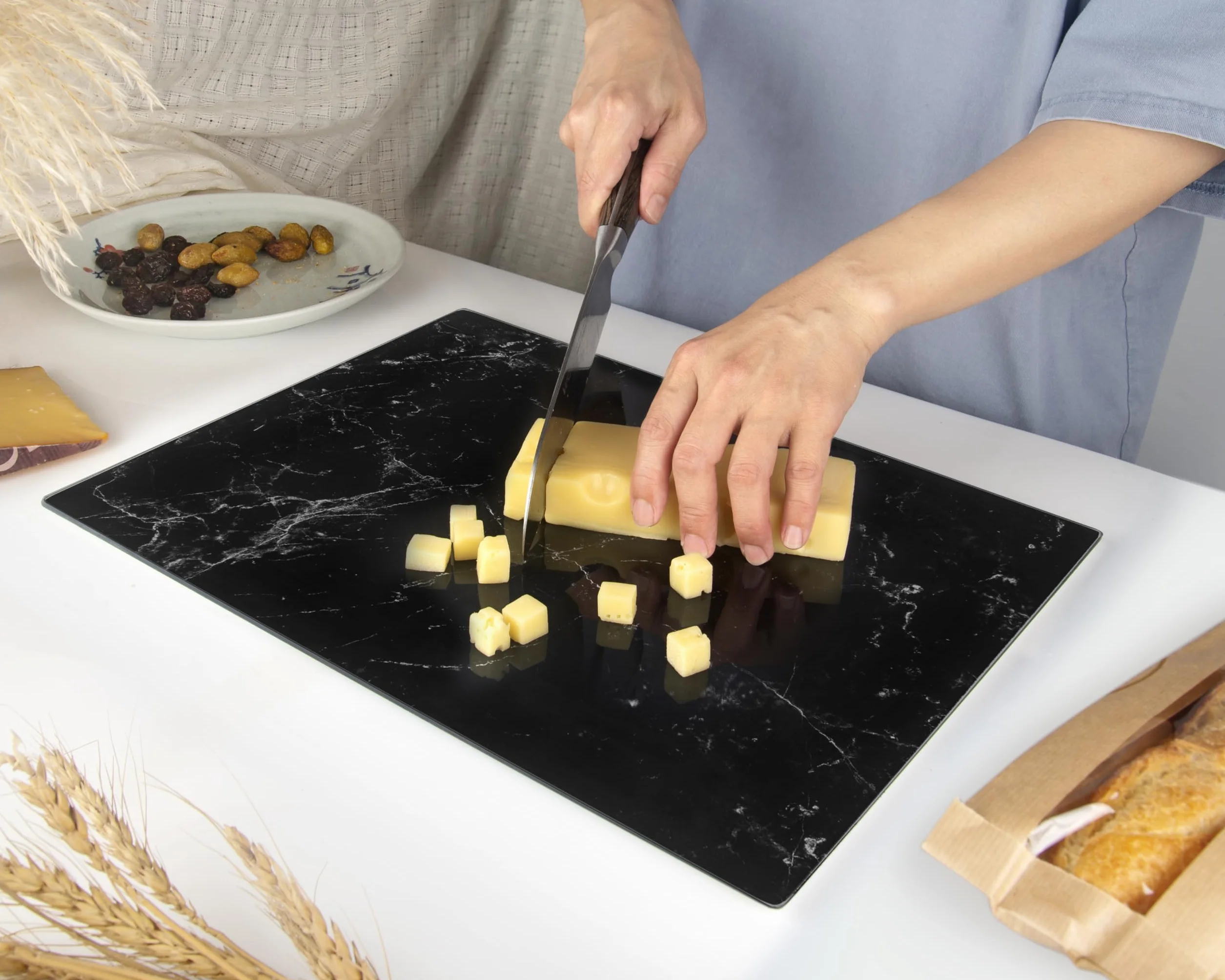 Kitchenville Szklana Deska do Krojenia 40×30 cm – Trwała i Higieniczna, z Hartowanego Szkła – Odporna na Ciepło, Ochrona Blatu Kuchennego – Marmur Czarny