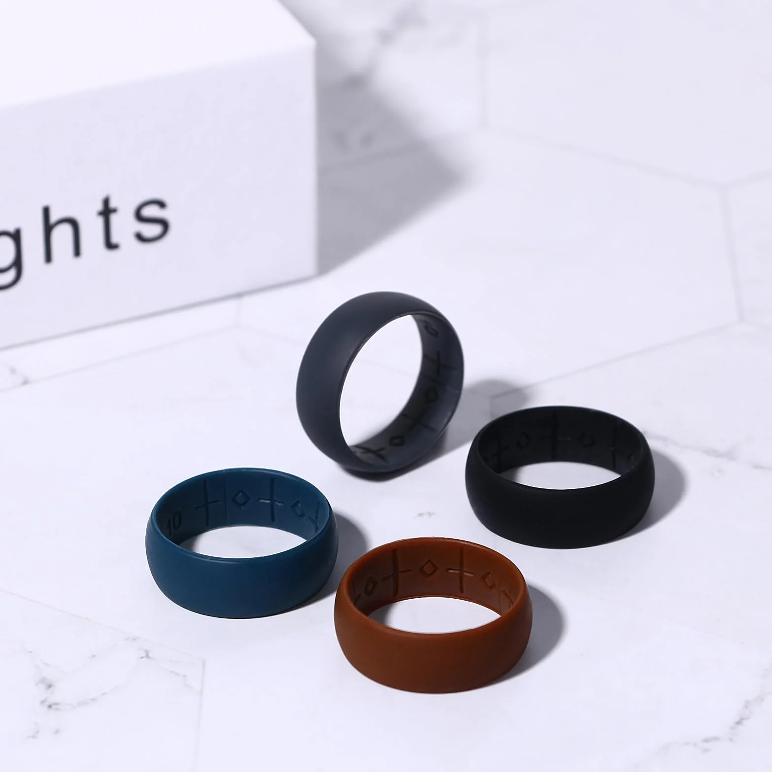 JewelryWe Zestaw 4 silikonowych obrączek ślubnych dla mężczyzn: 8,5 mm, oddychające pierścienie silikonowe z krzyżem, wentylacja, gumowe pierścionki, biżuteria ślubna, pierścionki na palce do