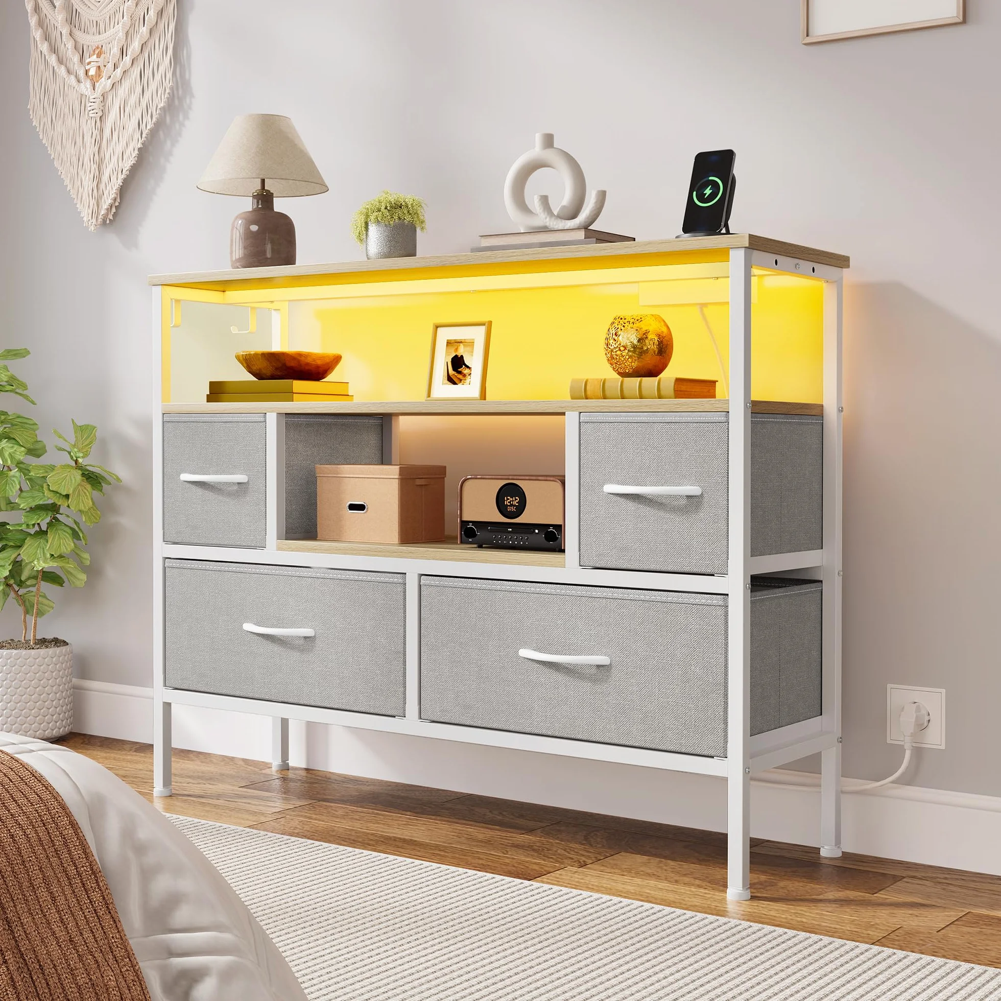 YITAHOME Komoda do sypialni z 4 szufladami z materiału, kredens z 2 gniazdami, 2 portami USB i listwą świetlną LED, szafka pod telewizor z haczykami bocznymi, jasnoszara