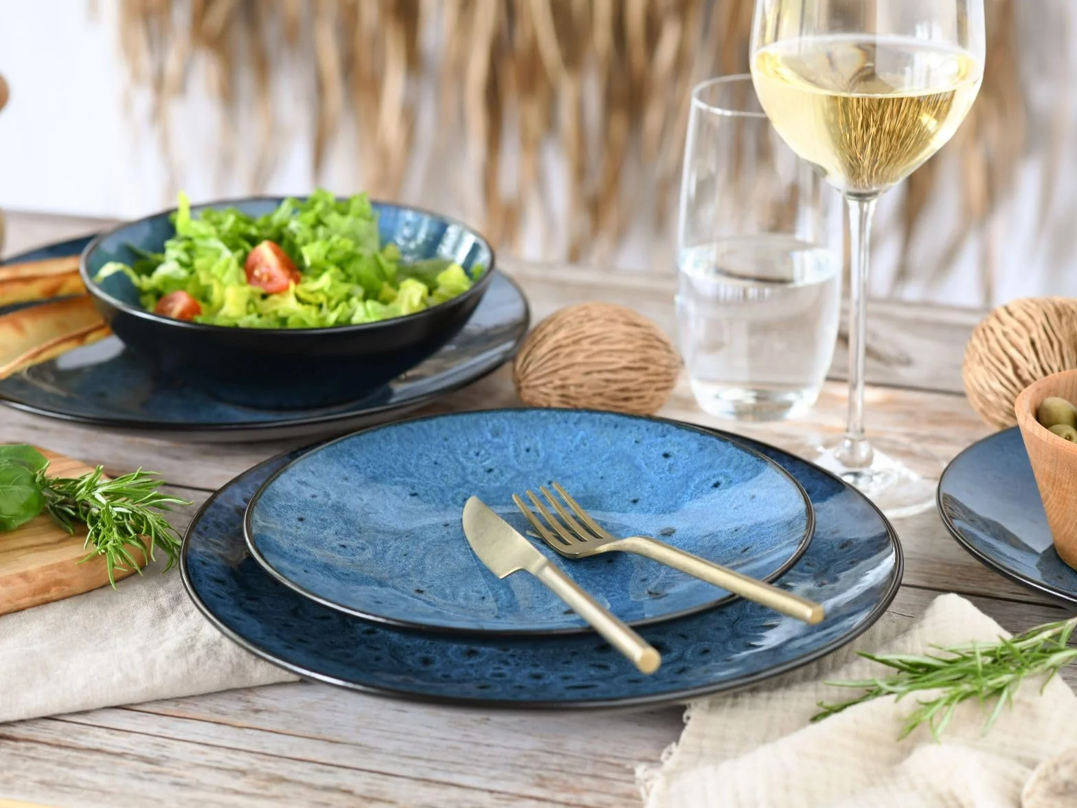 CreaTable, 23959, seria Capri, 18-częściowy zestaw naczyń dla 6 osób, zestaw talerzy z kamionki, nadaje się do mycia w zmywarce i używania w kuchence mikrofalowej, wysokiej jakości produkcja