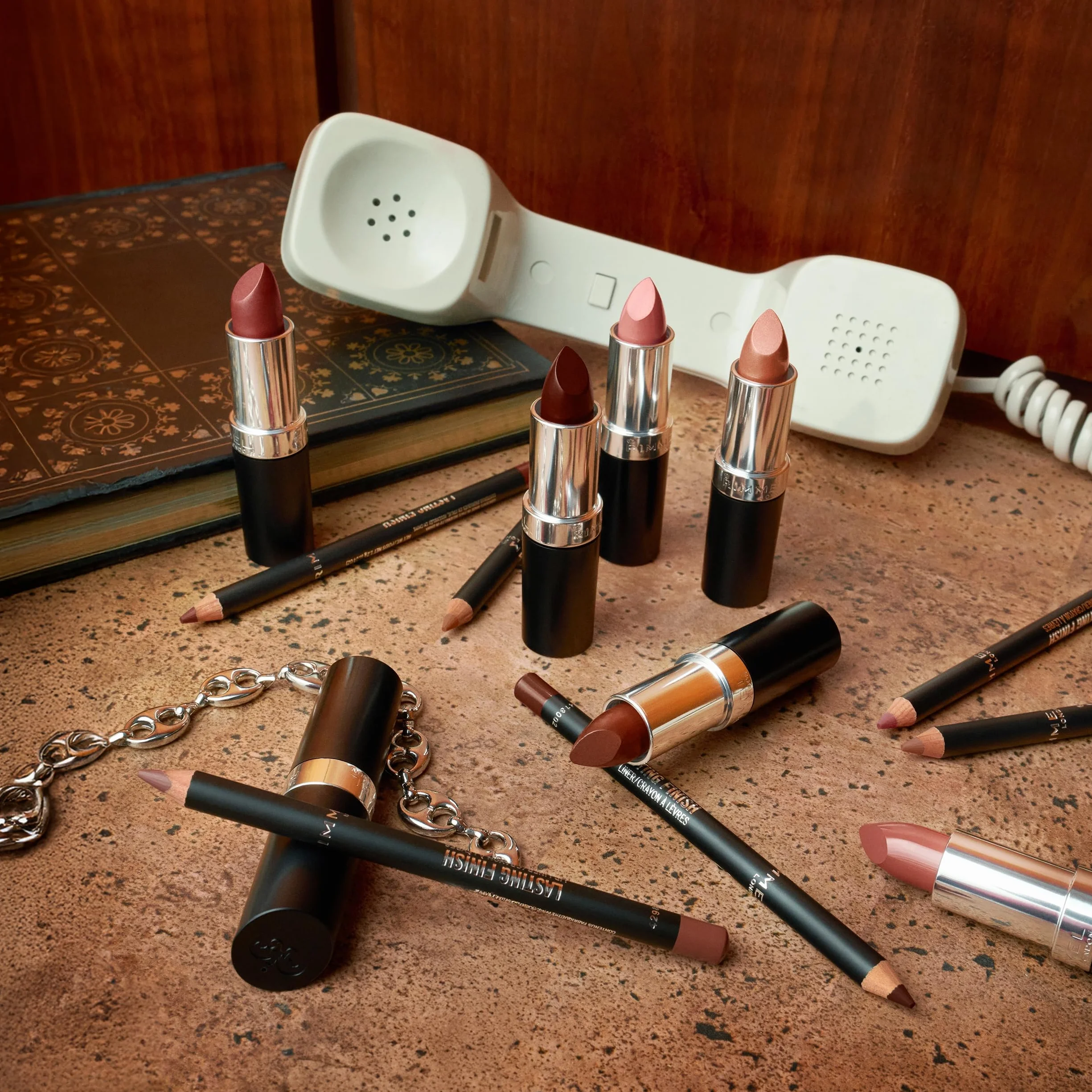 Rimmel London, Lasting Finish Nude Collection Lipstick, Cappuccino Light, długotrwała szminka z masłem aloesowym, natychmiastowe nawilżenie, wegańska formuła, 4g