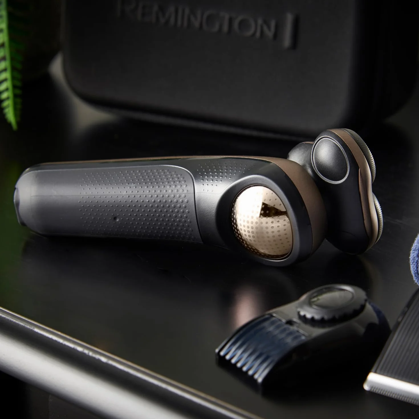 Remington X9 Limitless X Golarka elektryczna dla mężczyzn z hybrydowym systemem tnącym SynX, rotacyjna, na mokro i na sucho, trymer, bezprzewodowa, 360° PivotBall, technologia Shave-Learn LED, XR1795