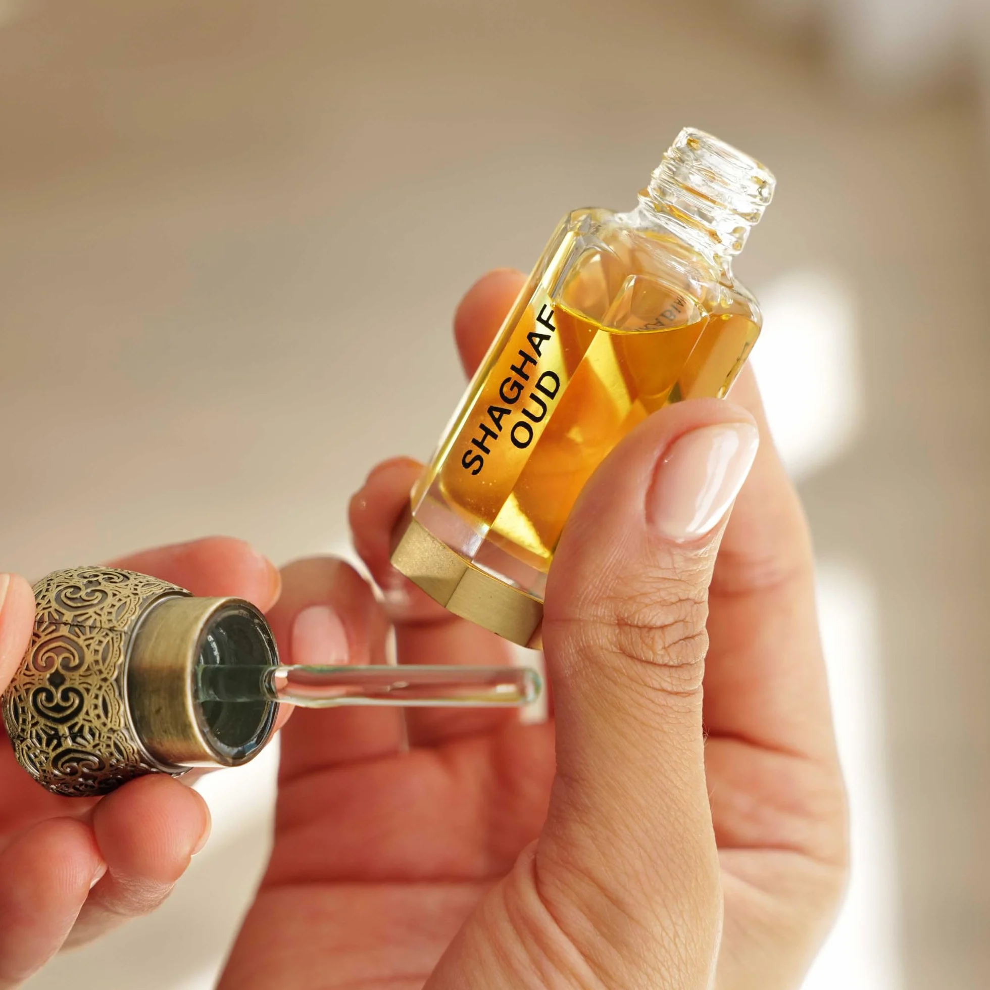 Swiss Arabian Shaghaf Oud skoncentrowany olejek zapachowy, uniseks, 12 ml, wykwintna mieszanka szafranu, róży i drewna agarowego, bogaty, orientalny zapach Oud