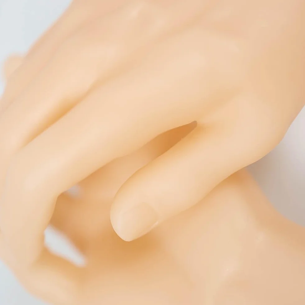 2 sztuki model ręczny wielokrotnego użytku manicure ćwiczenia ręce lewej i prawej ręki mężczyźni kobiety symulacja model dłoni rekwizyty do stojaka wystawowego centrum handlowego, kolor skóry