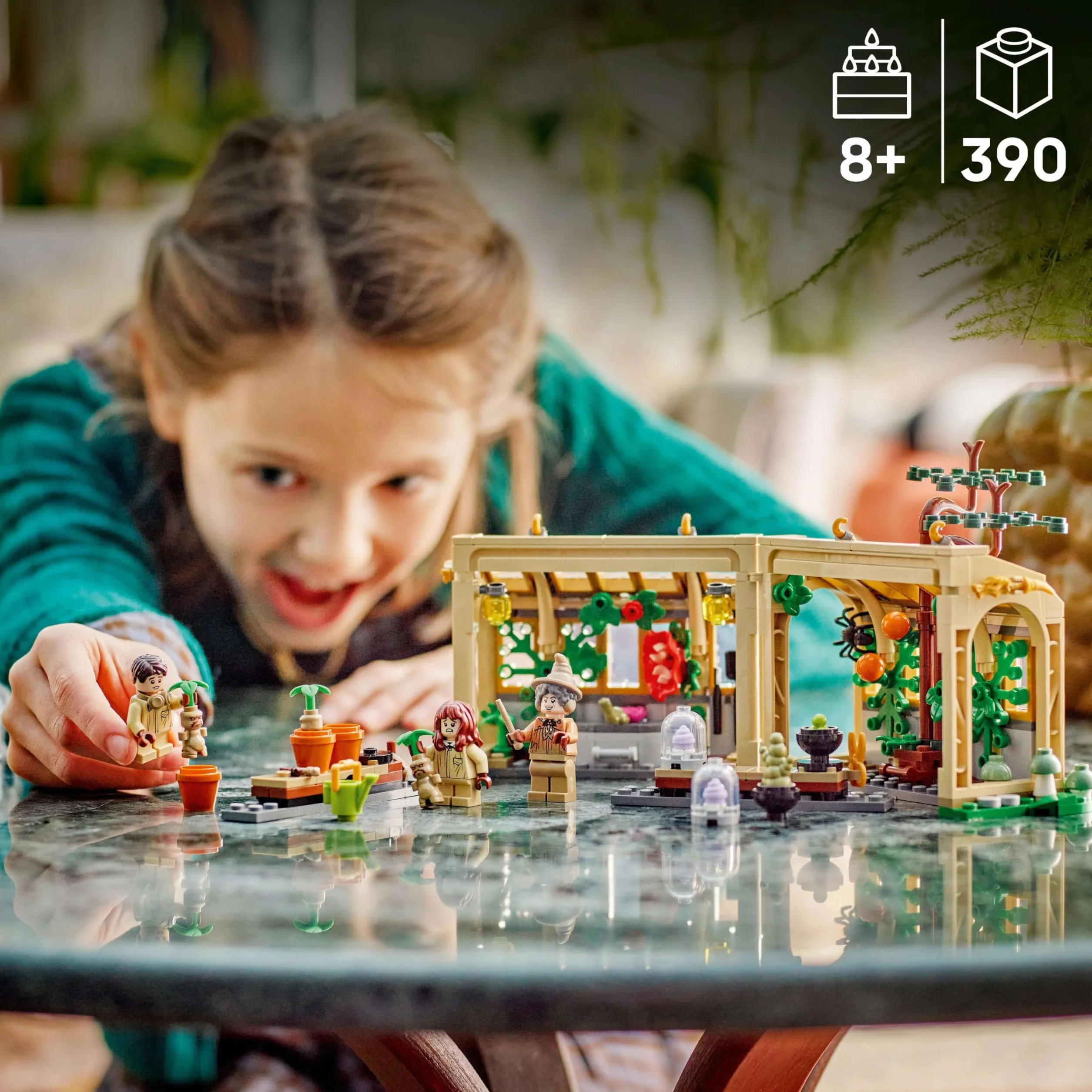 LEGO Harry Potter Zamek Hogwart: zajęcia z zielarstwa, prezent dla 8-latka, chłopca i dziewczynki, zabawka konstrukcyjna dla dziecka z trzema minifigurkami i mandragorą, zestaw modułowy 76445