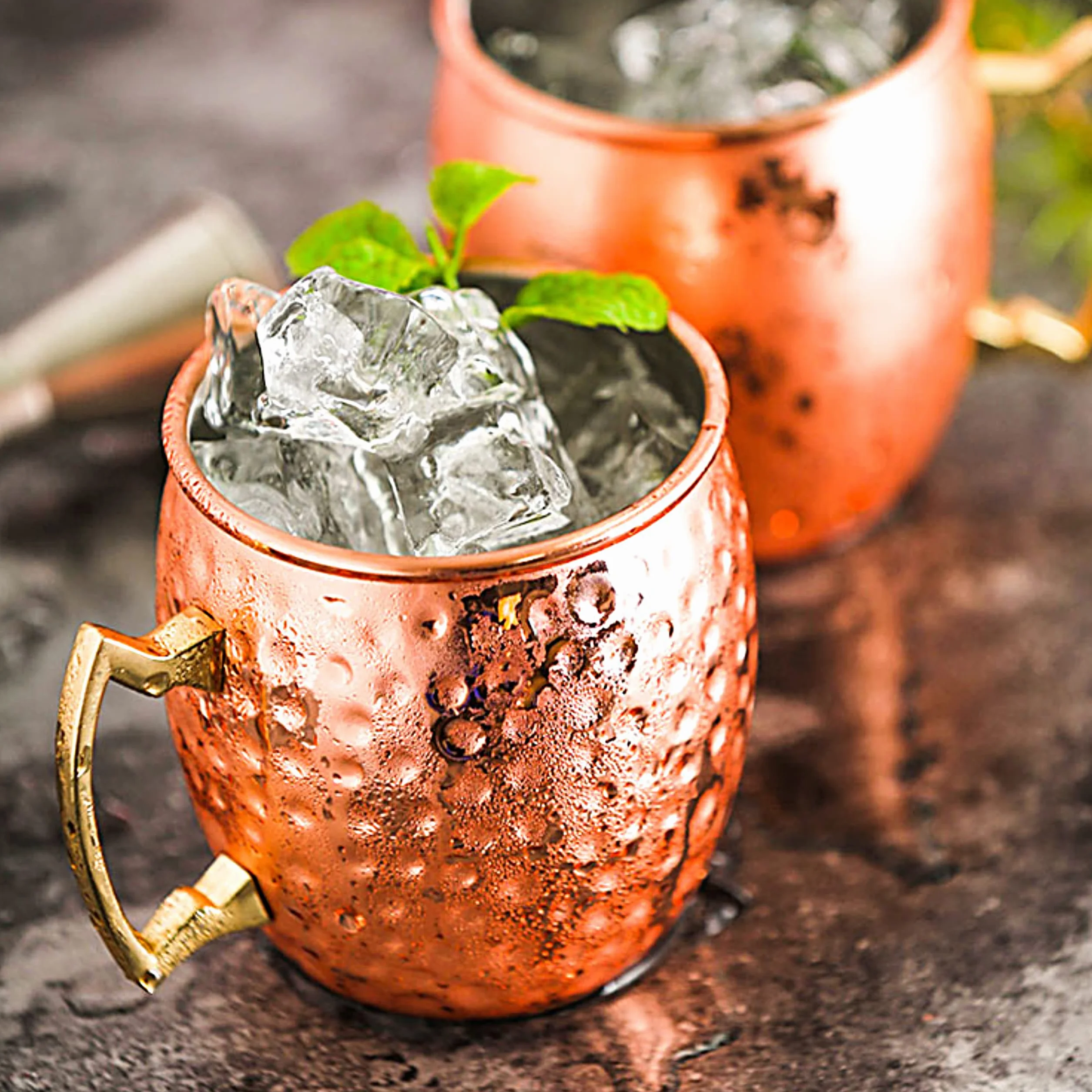 Moscow Mule zestaw 4 kubków, miedziane kubki Moscow Mule, młotkowane, ręcznie wykonane szklanki do koktajli z 4 miedzianymi filiżankami, 4 słomki, 1 szczypce do lodu, idealne dla krewnych i przyjaciół.