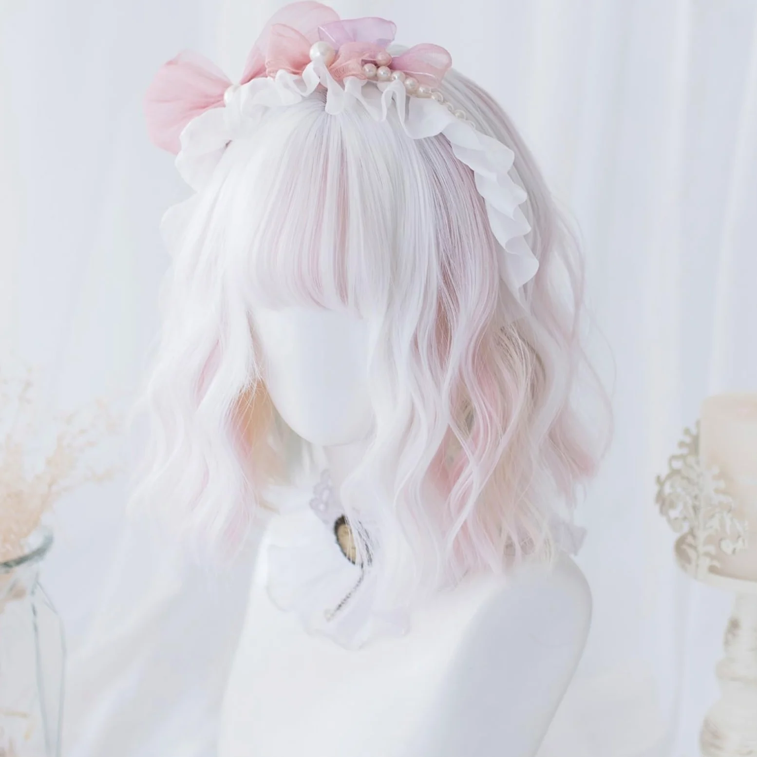 Peruka Cosplay odporna na wysokie temperatury, 30 cm, biała, różowa, dwukolorowa, syntetyczna peruka z grzywką, krótka, naturalna, falowana peruka dla kobiet