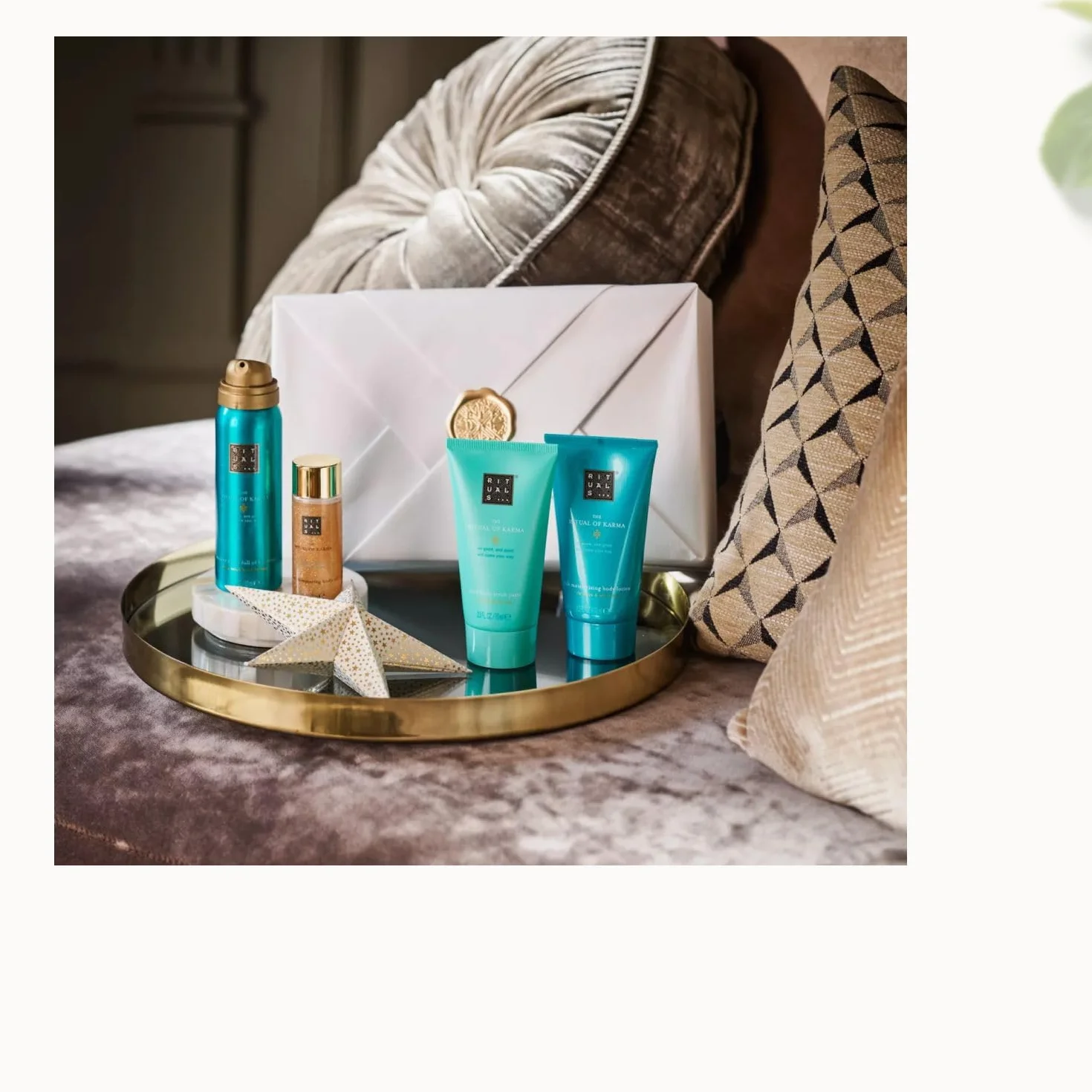 RITUALS Zestaw upominkowy Soothing Treat z serii The Ritual of Karma, zawiera: piankę pod prysznic, krem do ciała, peeling do ciała, olejek do ciała, 1112243