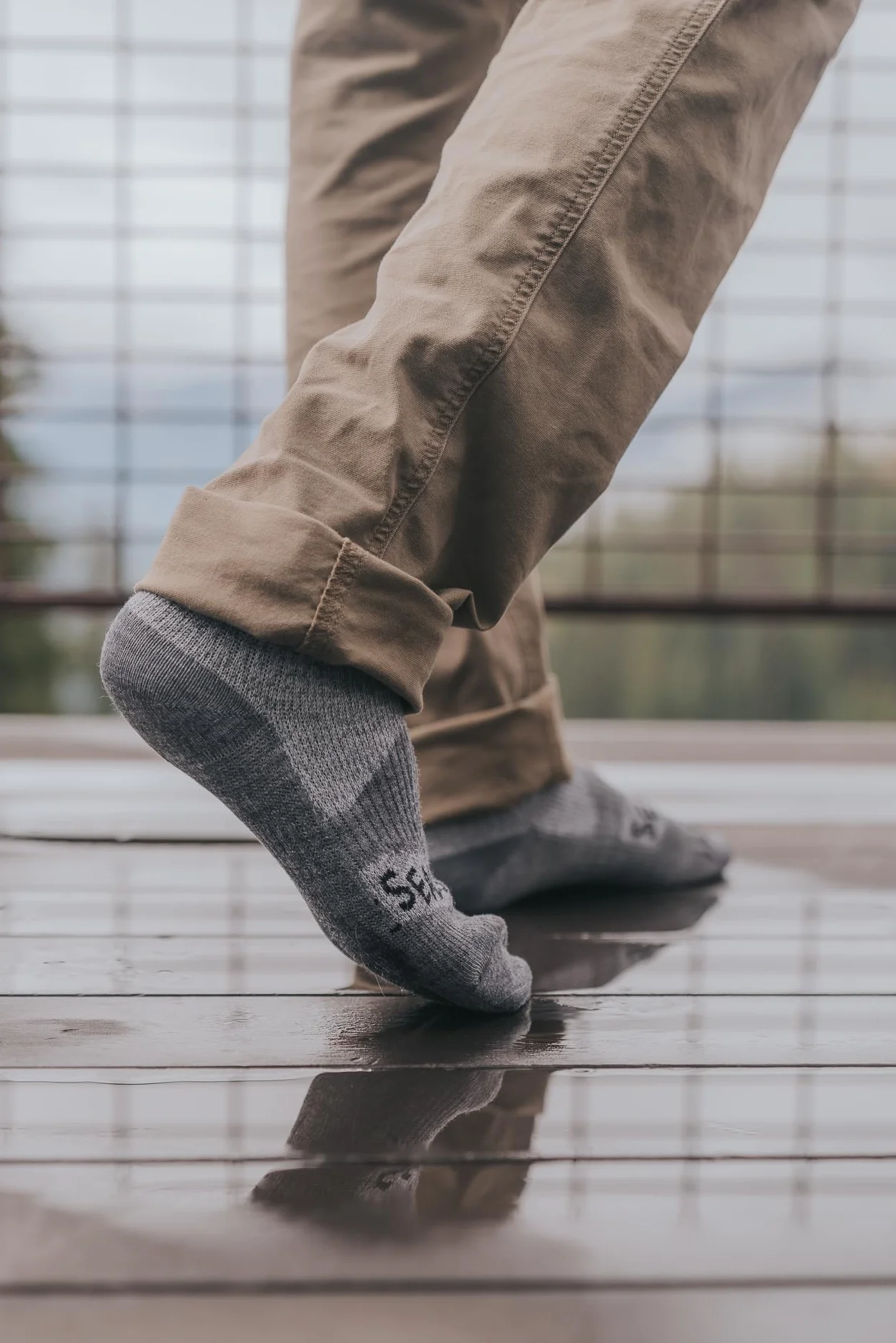 SEALSKINZ Raynham Wodoodporne skarpety średniej długości, uniseks, na każdą pogodę, czarny/szary marmur, rozmiar L