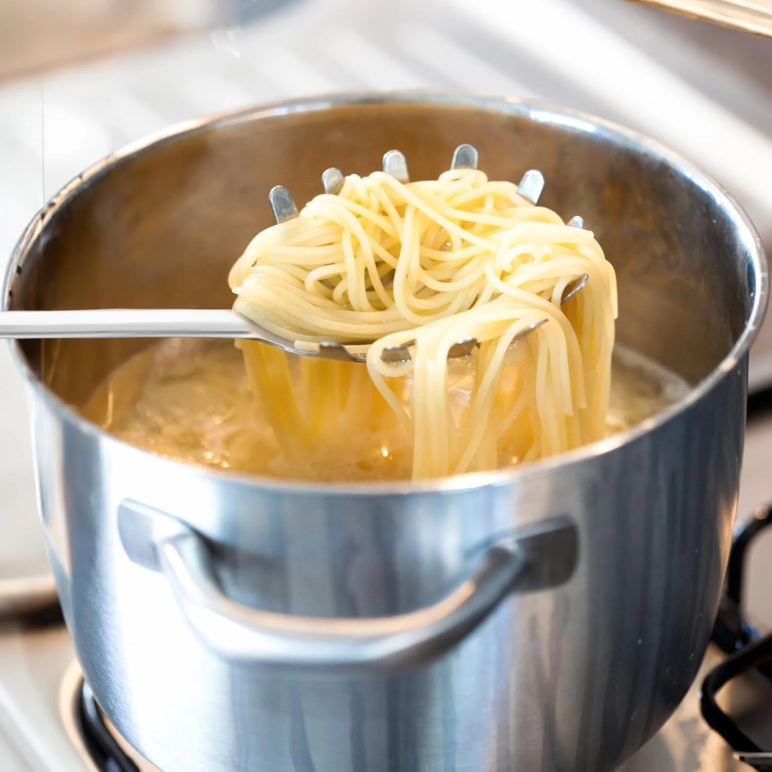 1 sztuka łyżka do spaghetti, jednoczęściowa łyżka do makaronu ze stali nierdzewnej, sitko do makaronu z zębami, wysokiej jakości artykuły do spaghetti, profesjonalne łyżki do spaghetti,
