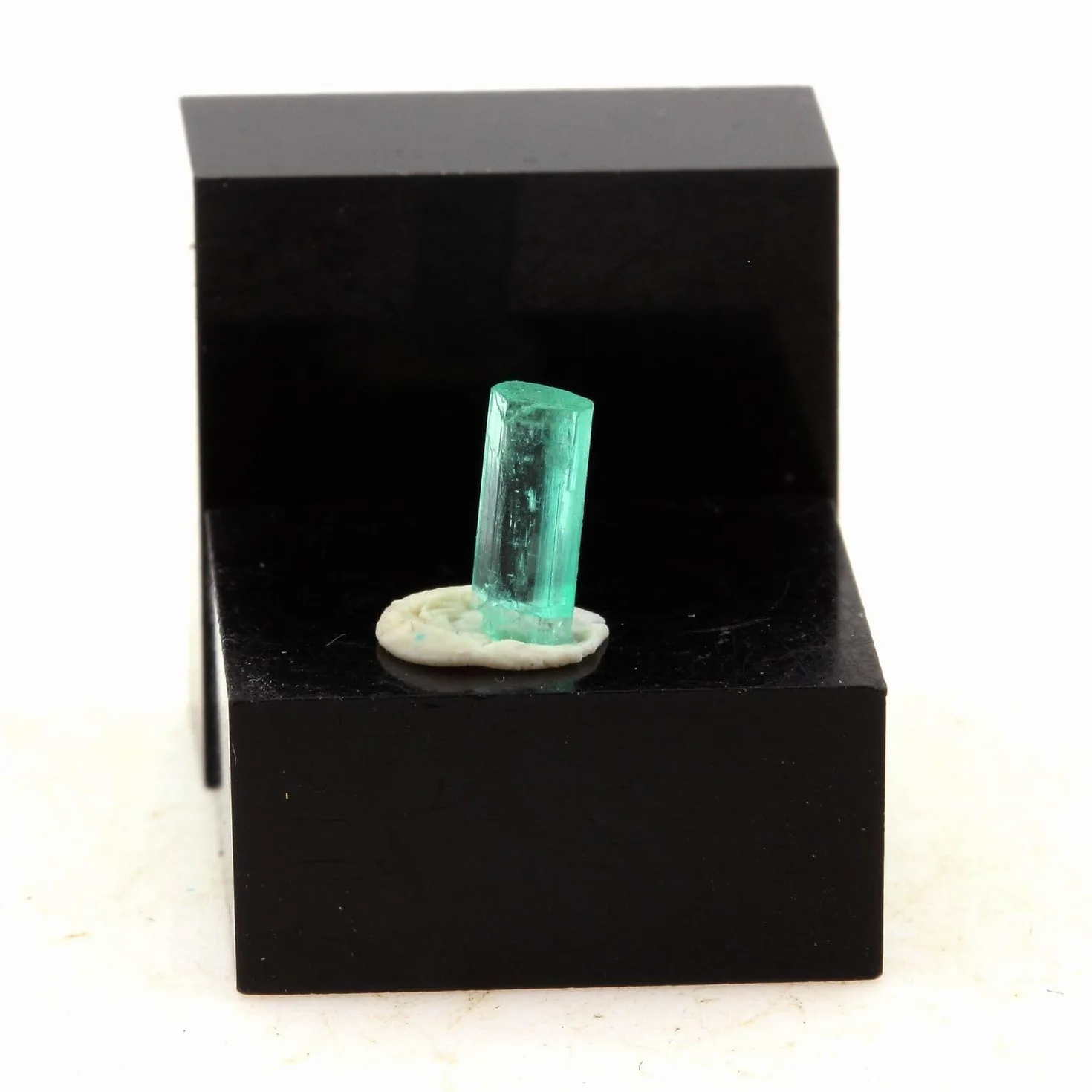 Szmaragd 0,63 karatów, 8 x 3 x 2 mm