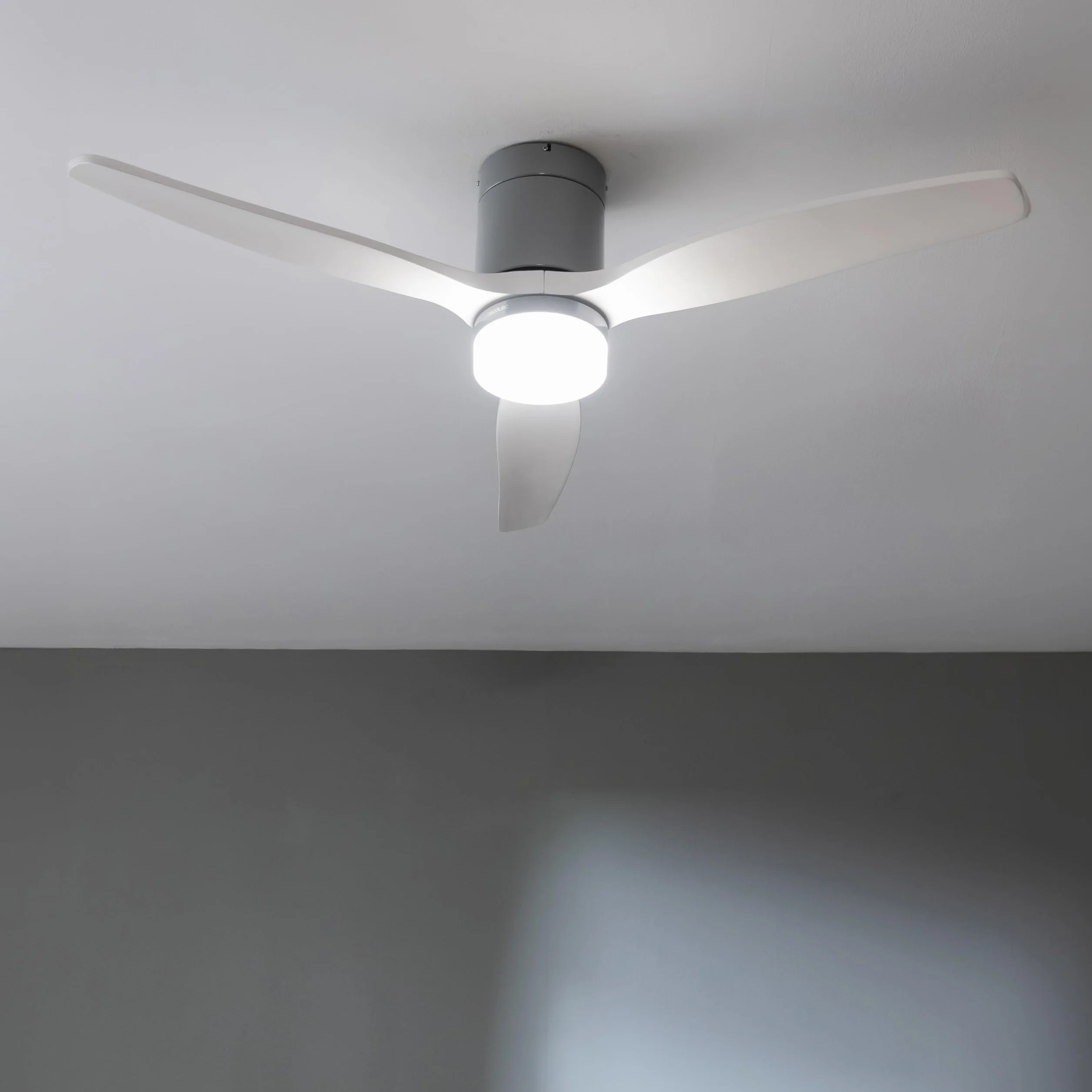 Cecotec - Wentylator sufitowy EnergySilence Aero 5600 Aqua IronWhite - 40 W i 52", Wi-Fi, pilot, stopień ochrony IP44, światło, 6 prędkości, 3 łopatki, tryb zima-lato, timer 8h