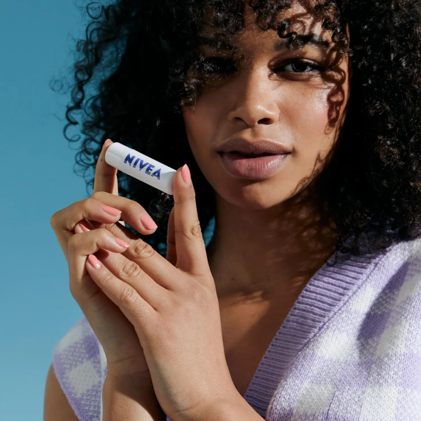 NIVEA Med Repair Nawilżająca pomadka do ust z masłem shea, pielegnującymi olejkami i witaminami SPF 15; 4,8 g